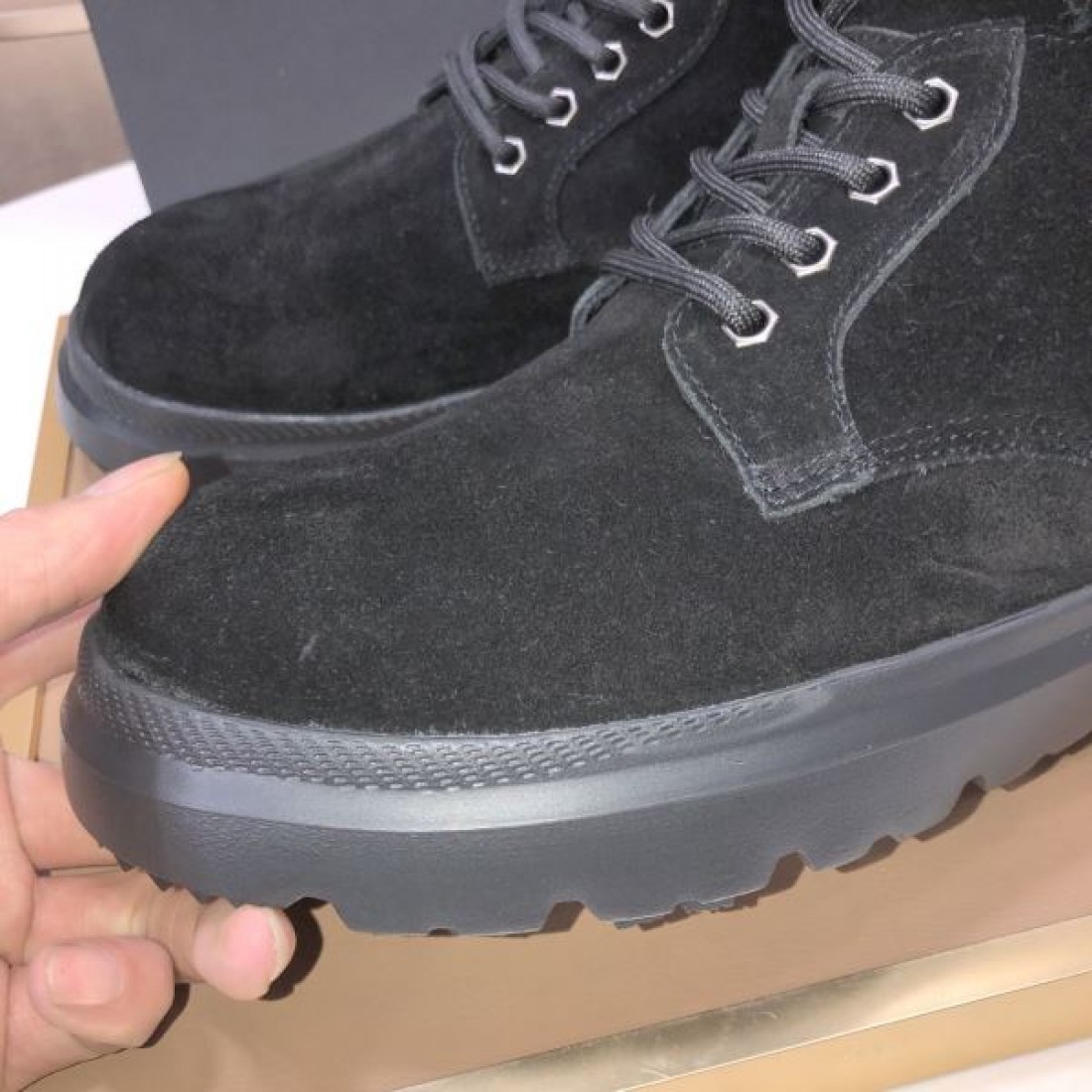 クラシック 無骨 UGG アグ コピー ワークブーツ キャメルベージュ スエード素材 レースアップデザイン 厚底ラグソール クッション性良好 アウトドア対応