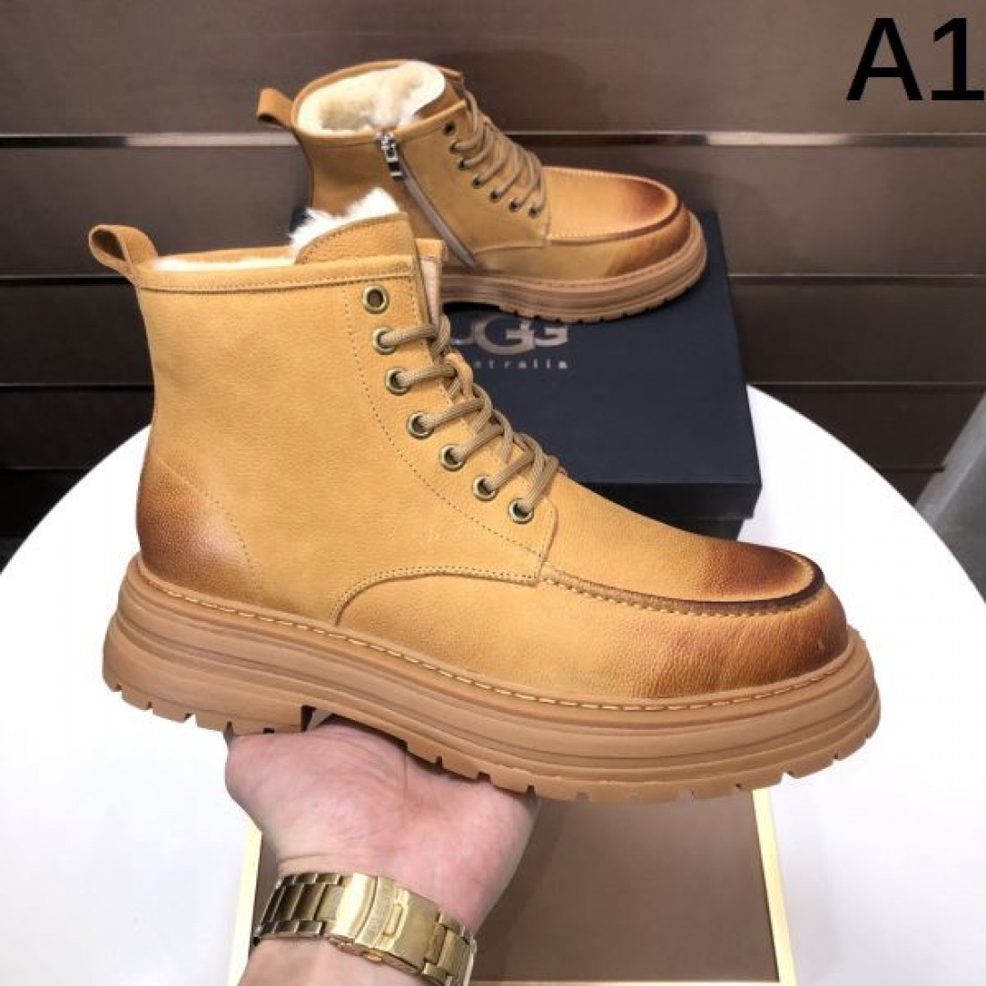 アウトドア 高機能 UGG アグ コピー レースアップブーツ ブラック配色 スエードレザー グリップ力強いラバーソール 耐久性優秀 タウンユース対応