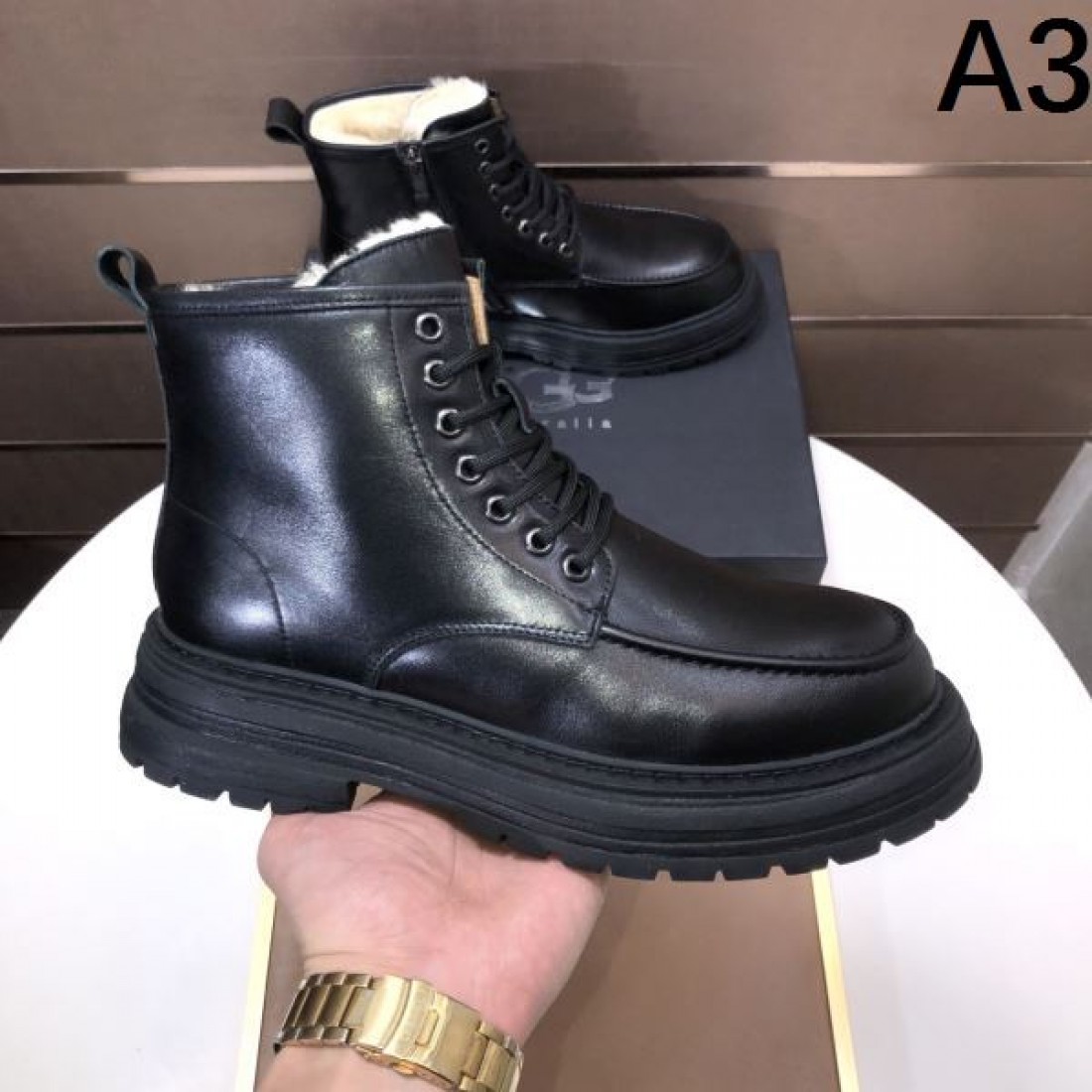 アウトドア 高機能 UGG アグ コピー レースアップブーツ ブラック配色 スエードレザー グリップ力強いラバーソール 耐久性優秀 タウンユース対応