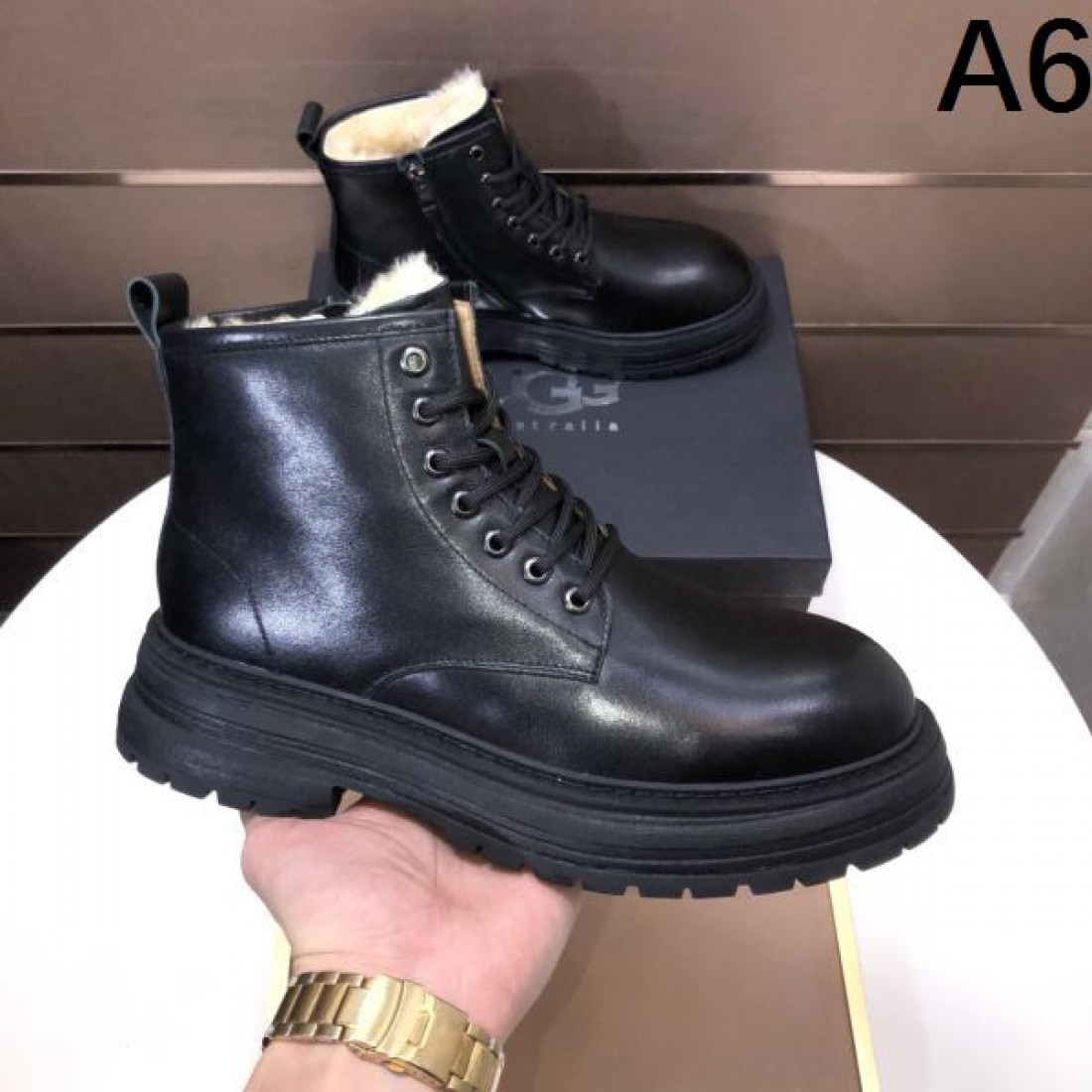アウトドア 高機能 UGG アグ コピー レースアップブーツ ブラック配色 スエードレザー グリップ力強いラバーソール 耐久性優秀 タウンユース対応