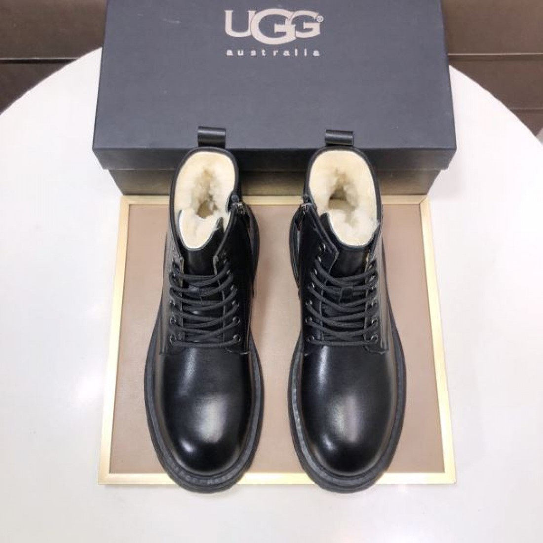 アウトドア 高機能 UGG アグ コピー レースアップブーツ ブラック配色 スエードレザー グリップ力強いラバーソール 耐久性優秀 タウンユース対応
