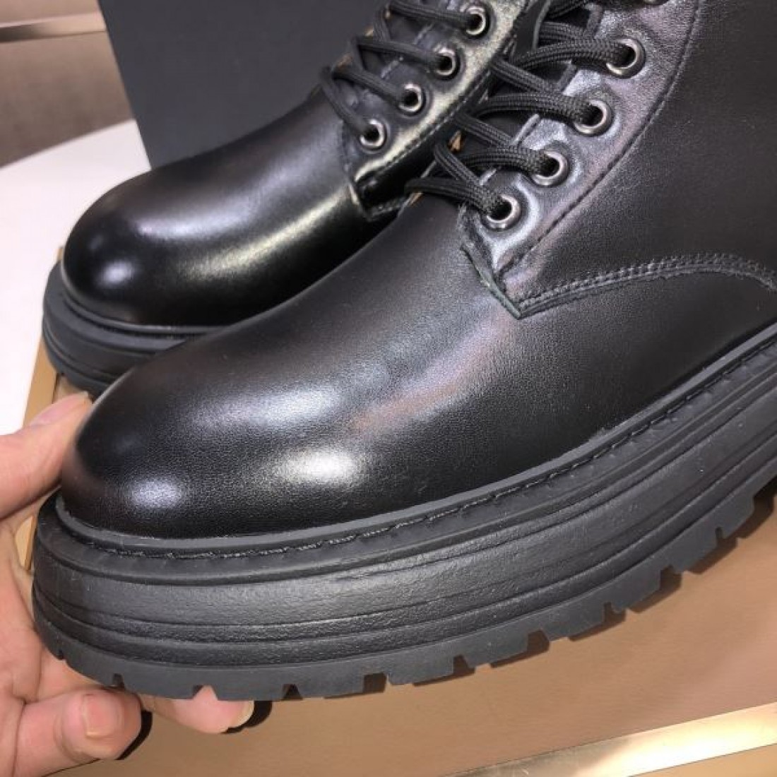アウトドア 高機能 UGG アグ コピー レースアップブーツ ブラック配色 スエードレザー グリップ力強いラバーソール 耐久性優秀 タウンユース対応