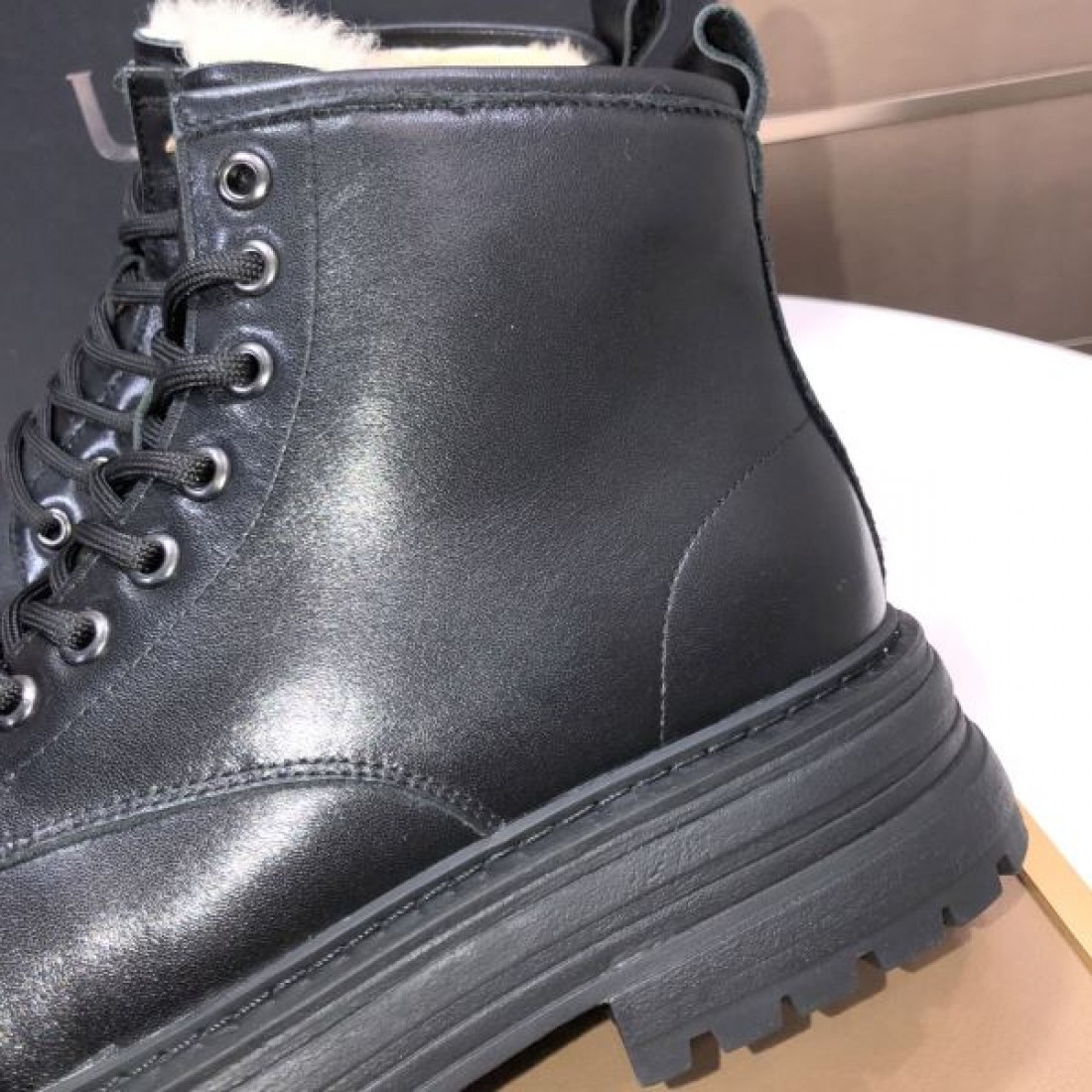 アウトドア 高機能 UGG アグ コピー レースアップブーツ ブラック配色 スエードレザー グリップ力強いラバーソール 耐久性優秀 タウンユース対応