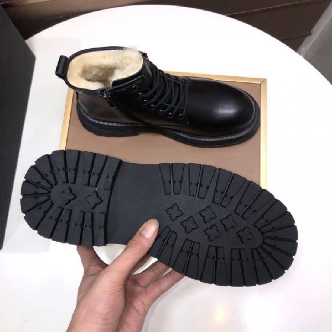 アウトドア 高機能 UGG アグ コピー レースアップブーツ ブラック配色 スエードレザー グリップ力強いラバーソール 耐久性優秀 タウンユース対応