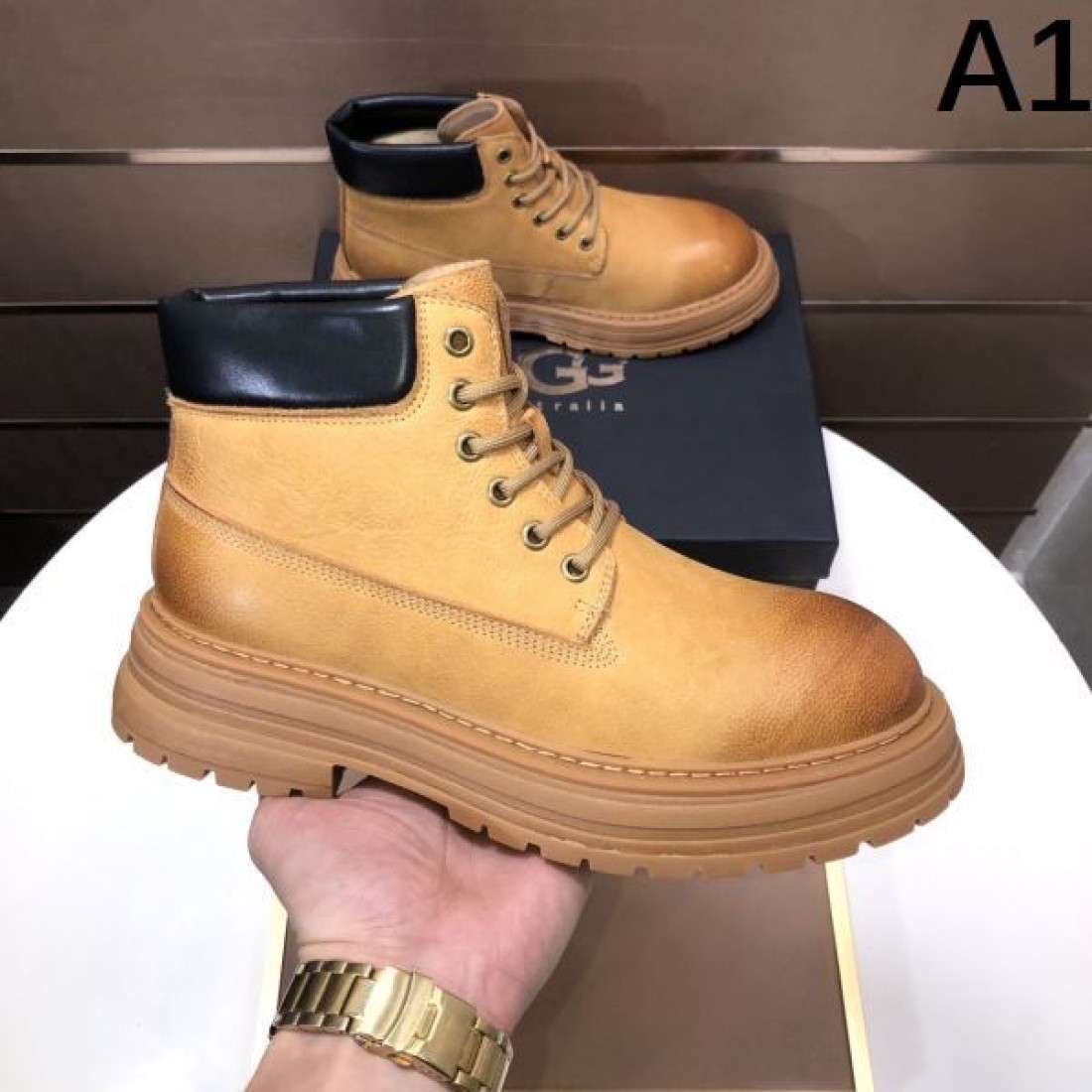 タフ クラシック UGG アグ コピー ワークブーツ キャメルイエロー ヌバックレザー レースアップ仕様 厚底ラグソール 防滑性強い アウトドアスタイル