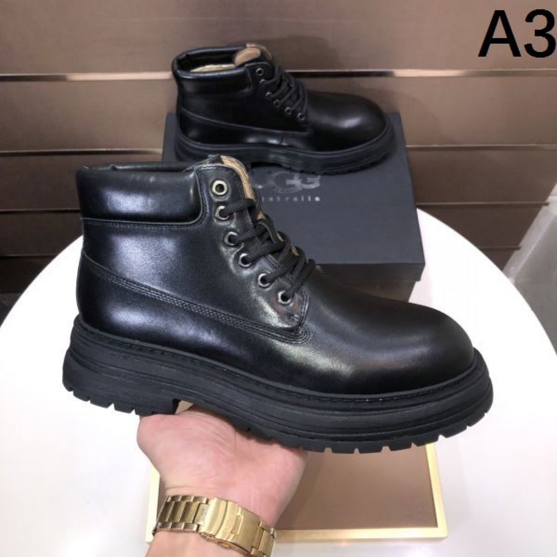 タフ クラシック UGG アグ コピー ワークブーツ キャメルイエロー ヌバックレザー レースアップ仕様 厚底ラグソール 防滑性強い アウトドアスタイル
