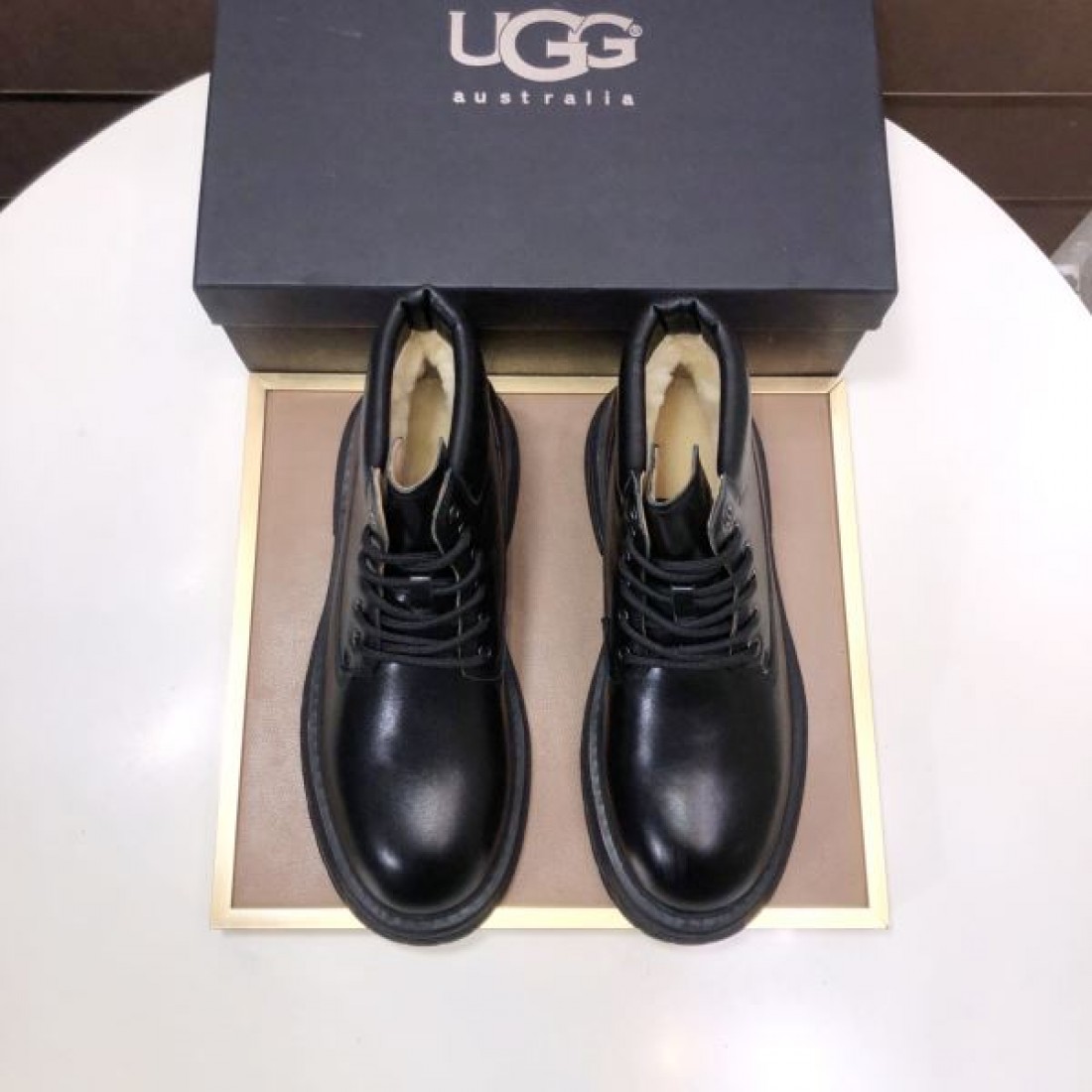タフ クラシック UGG アグ コピー ワークブーツ キャメルイエロー ヌバックレザー レースアップ仕様 厚底ラグソール 防滑性強い アウトドアスタイル
