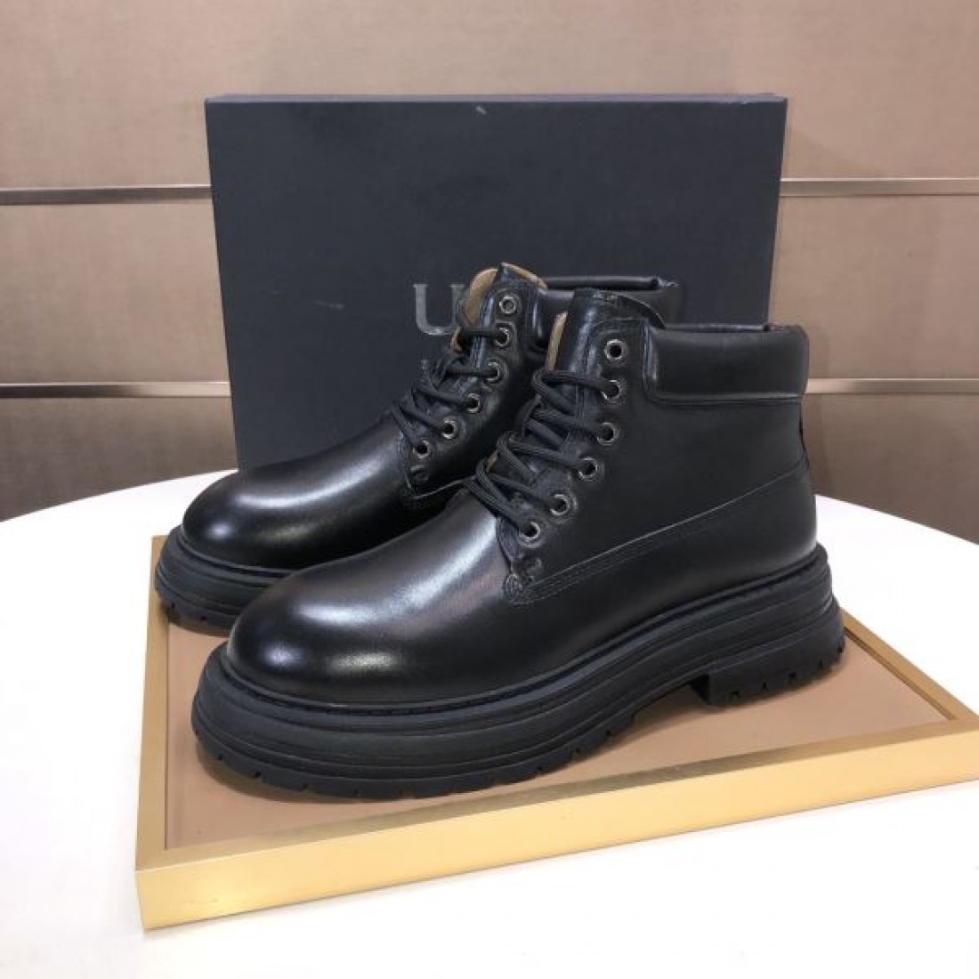 タフ クラシック UGG アグ コピー ワークブーツ キャメルイエロー ヌバックレザー レースアップ仕様 厚底ラグソール 防滑性強い アウトドアスタイル