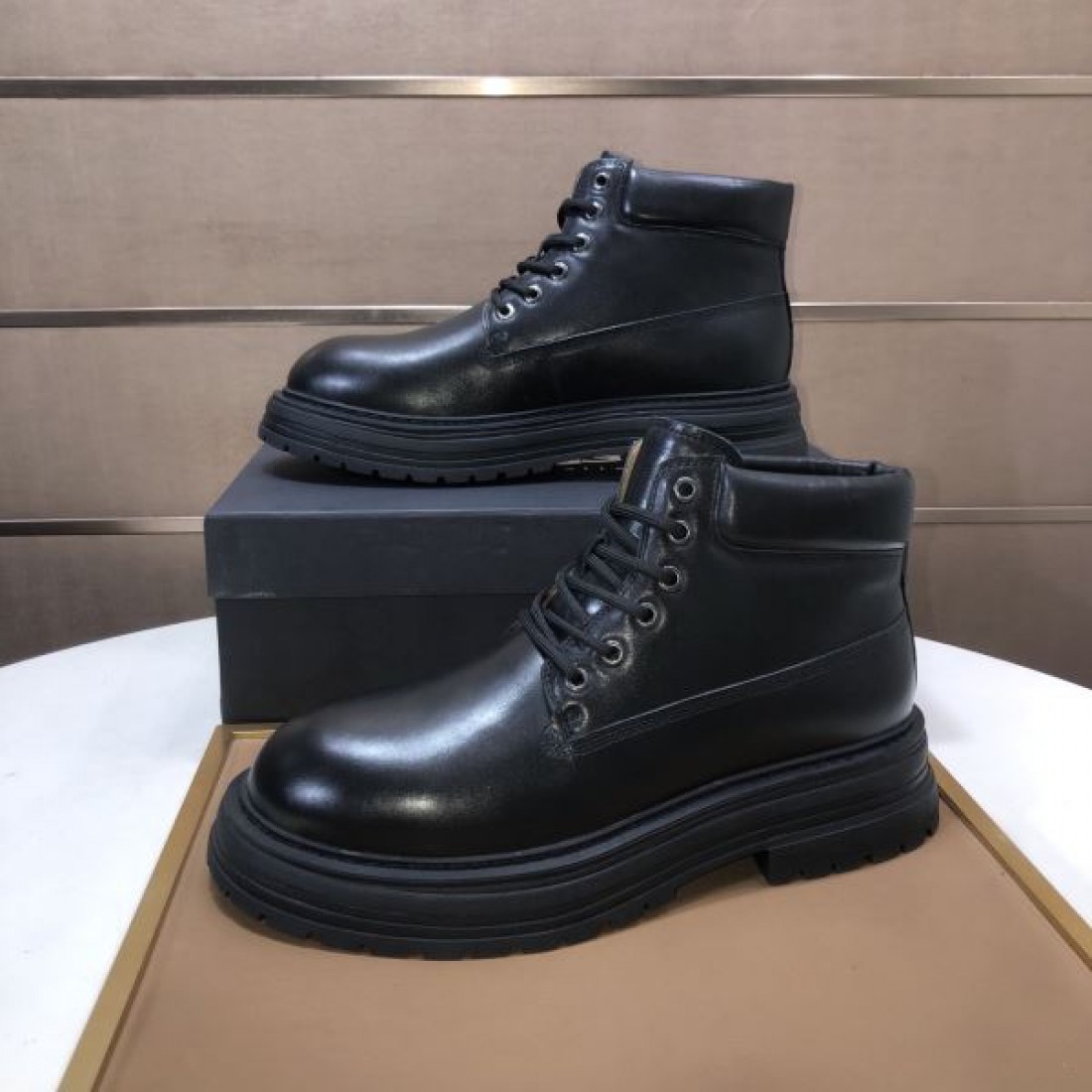 タフ クラシック UGG アグ コピー ワークブーツ キャメルイエロー ヌバックレザー レースアップ仕様 厚底ラグソール 防滑性強い アウトドアスタイル