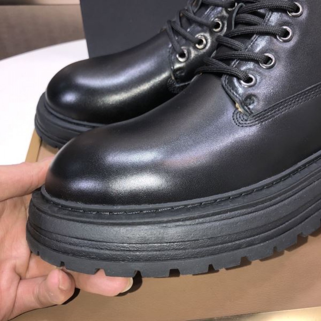 タフ クラシック UGG アグ コピー ワークブーツ キャメルイエロー ヌバックレザー レースアップ仕様 厚底ラグソール 防滑性強い アウトドアスタイル