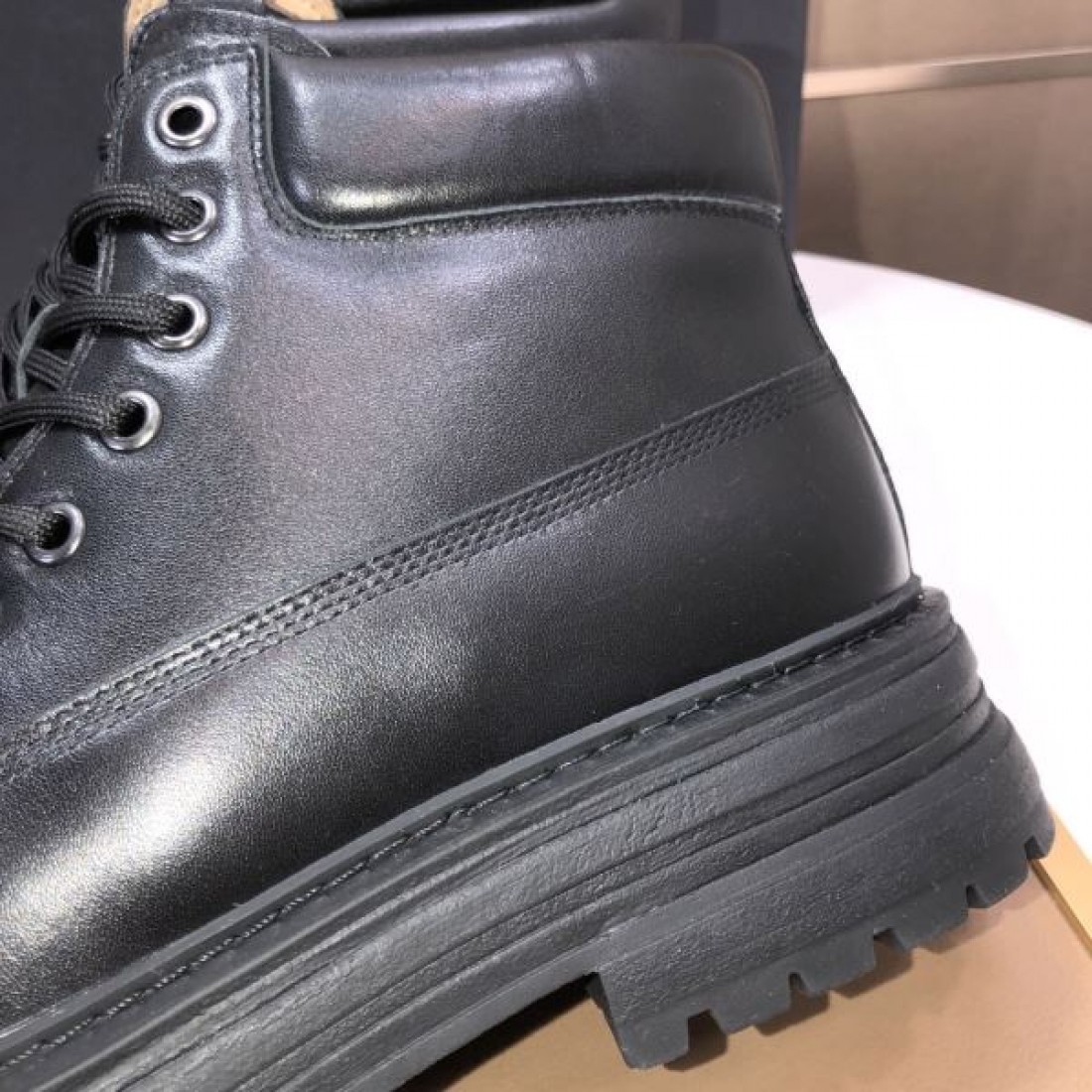 タフ クラシック UGG アグ コピー ワークブーツ キャメルイエロー ヌバックレザー レースアップ仕様 厚底ラグソール 防滑性強い アウトドアスタイル