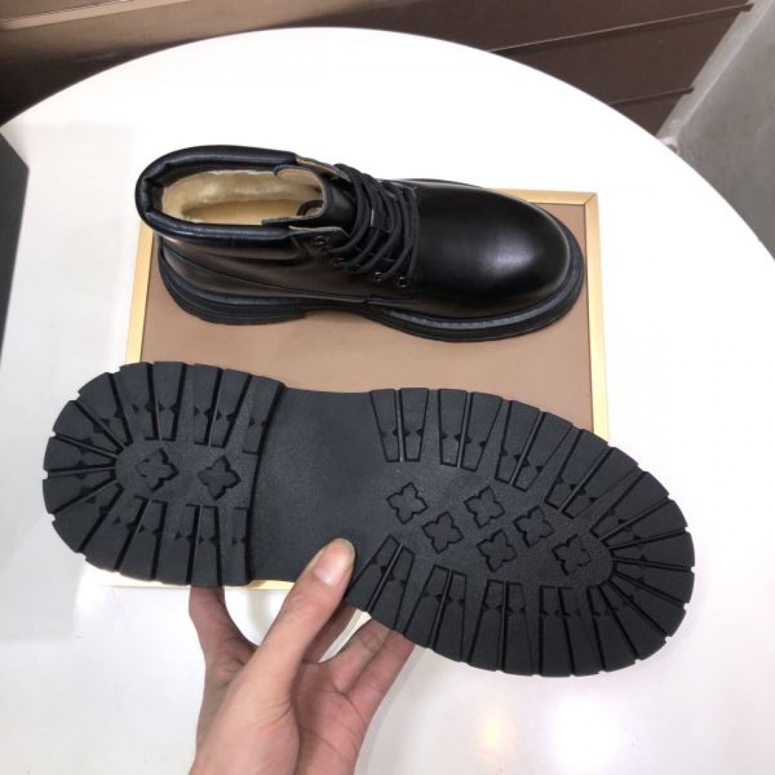 タフ クラシック UGG アグ コピー ワークブーツ キャメルイエロー ヌバックレザー レースアップ仕様 厚底ラグソール 防滑性強い アウトドアスタイル