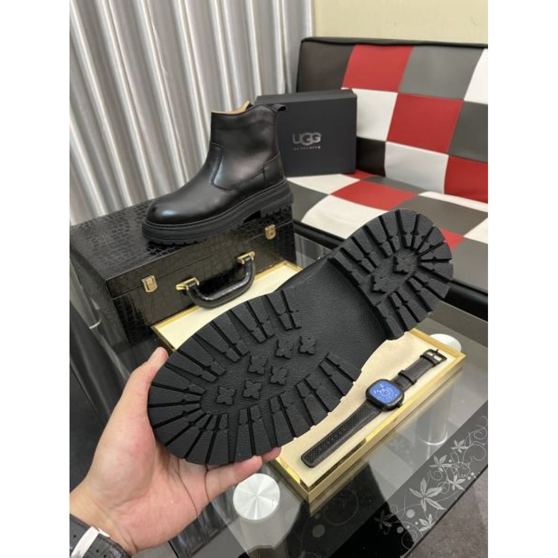上品 UGG アグ コピー チェルシーブーツ ベージュカラー スエード素材 サイドゴアデザイン 厚底ラバーソール 軽やか快適 デイリー使い