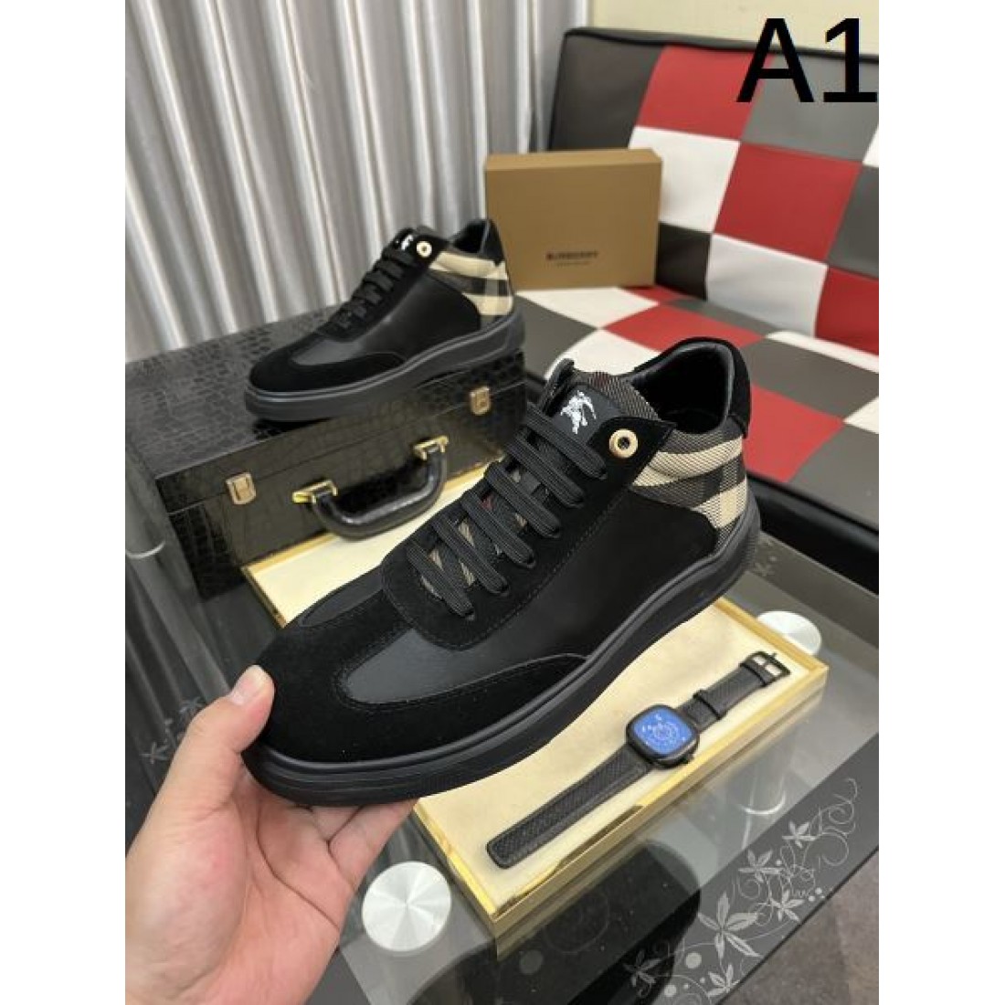 Burberry バーバリー コピー メンズチェックハイカットスニーカー ブラックベース ロゴ入りタン 個性派カジュアル