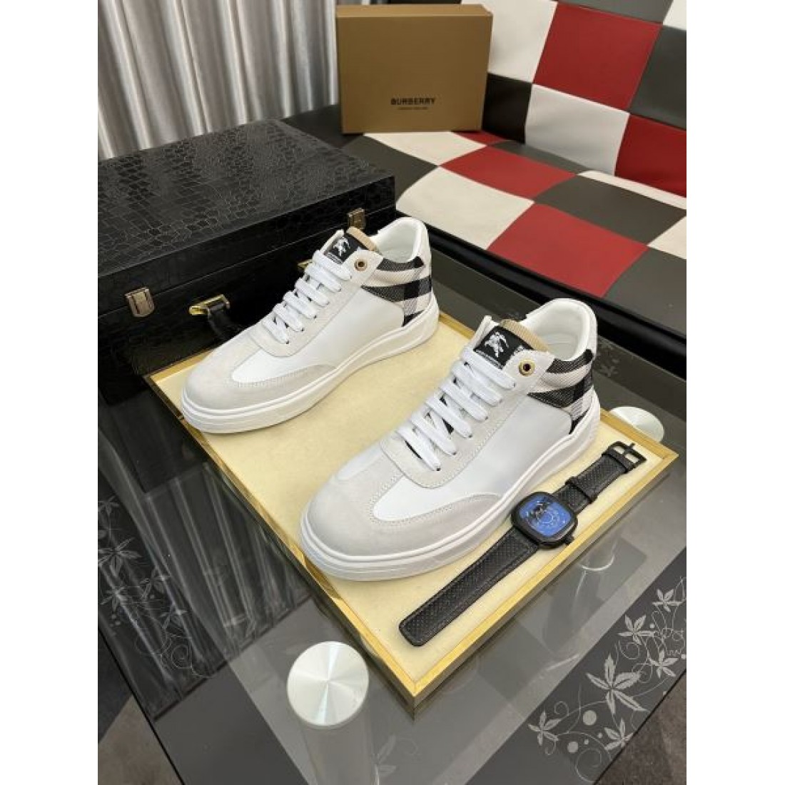 Burberry バーバリー コピー メンズチェックハイカットスニーカー ブラックベース ロゴ入りタン 個性派カジュアル