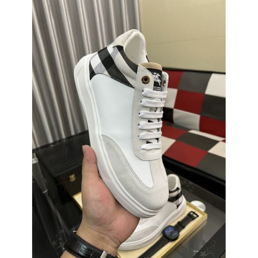Burberry バーバリー コピー メンズチェックハイカットスニーカー ブラックベース ロゴ入りタン 個性派カジュアル