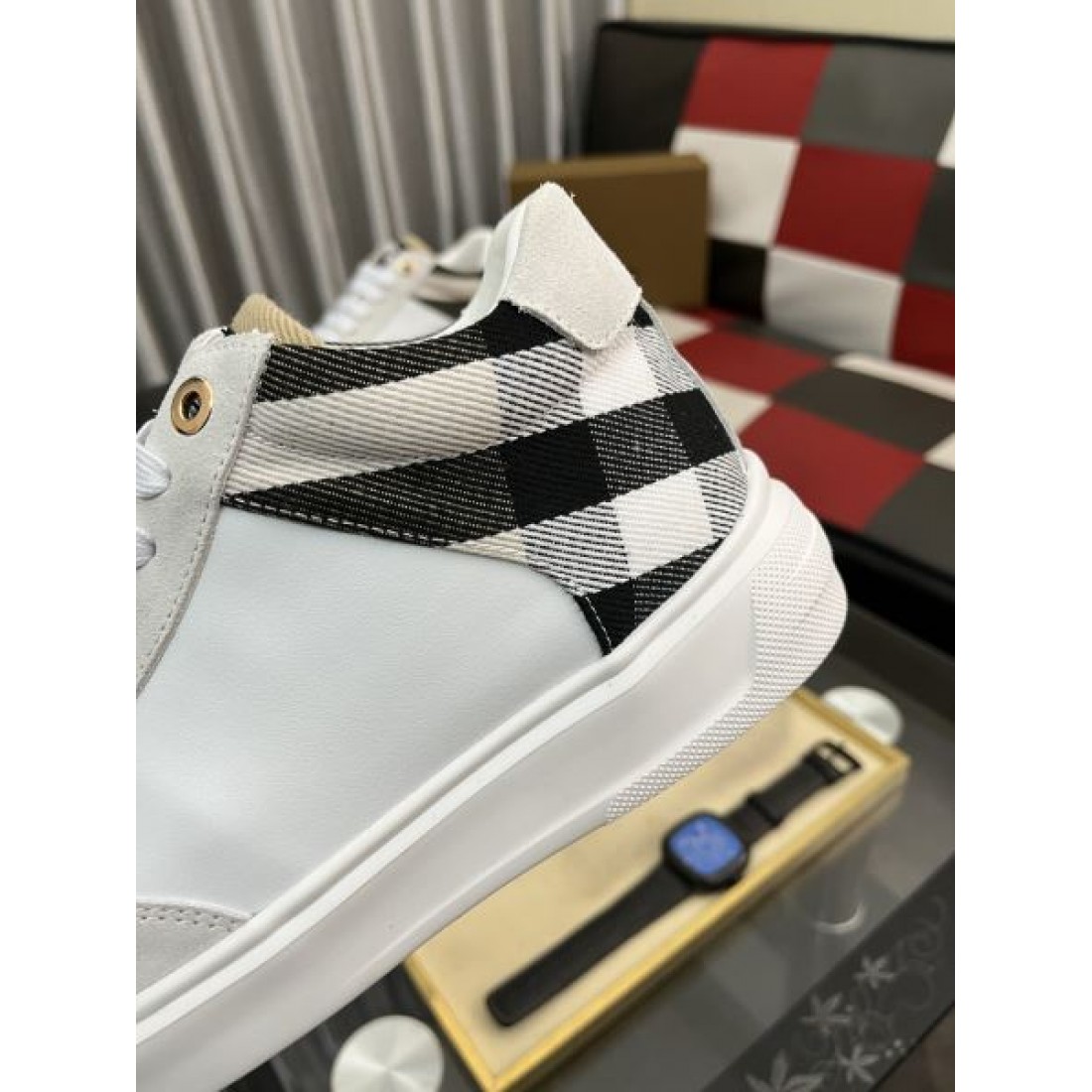 Burberry バーバリー コピー メンズチェックハイカットスニーカー ブラックベース ロゴ入りタン 個性派カジュアル