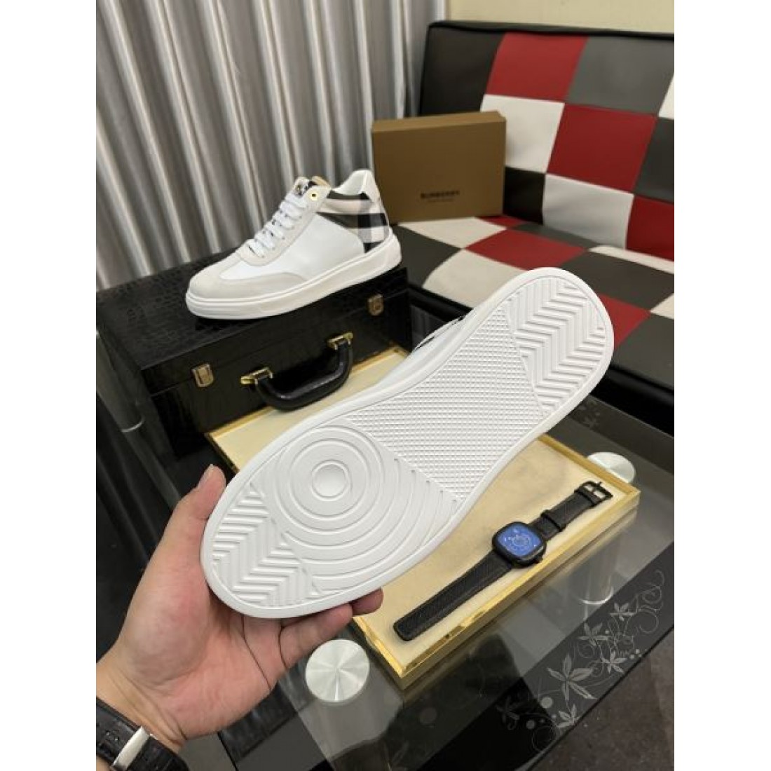 Burberry バーバリー コピー メンズチェックハイカットスニーカー ブラックベース ロゴ入りタン 個性派カジュアル