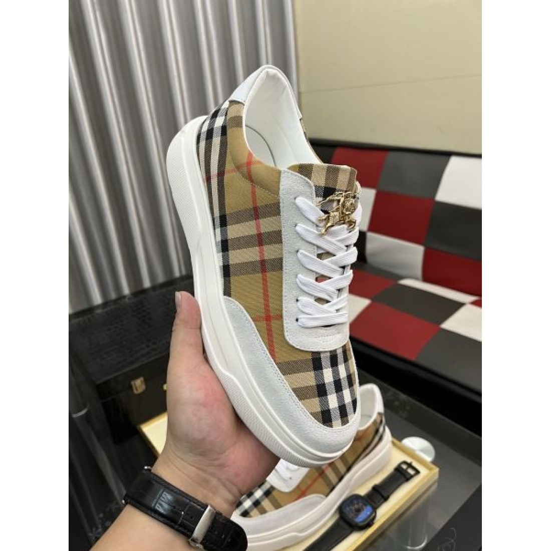 チェックプリント ブラックベース ロゴメタル装飾 Burberry バーバリー コピー スニーカー モードカジュアル