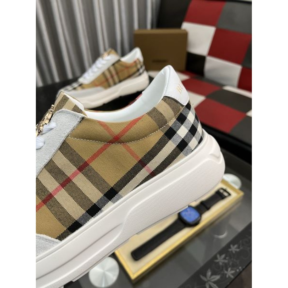 チェックプリント ブラックベース ロゴメタル装飾 Burberry バーバリー コピー スニーカー モードカジュアル