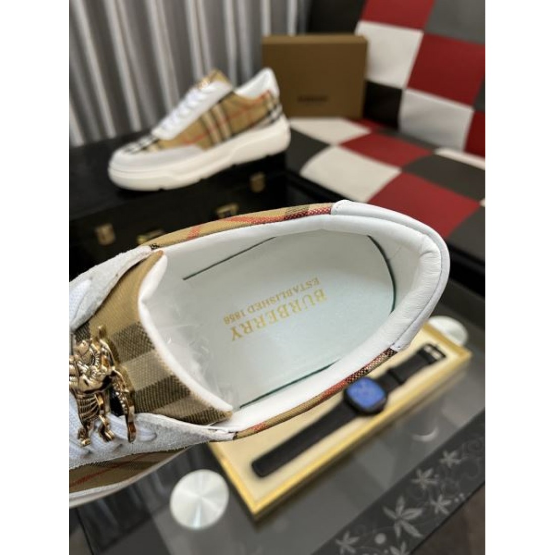 チェックプリント ブラックベース ロゴメタル装飾 Burberry バーバリー コピー スニーカー モードカジュアル