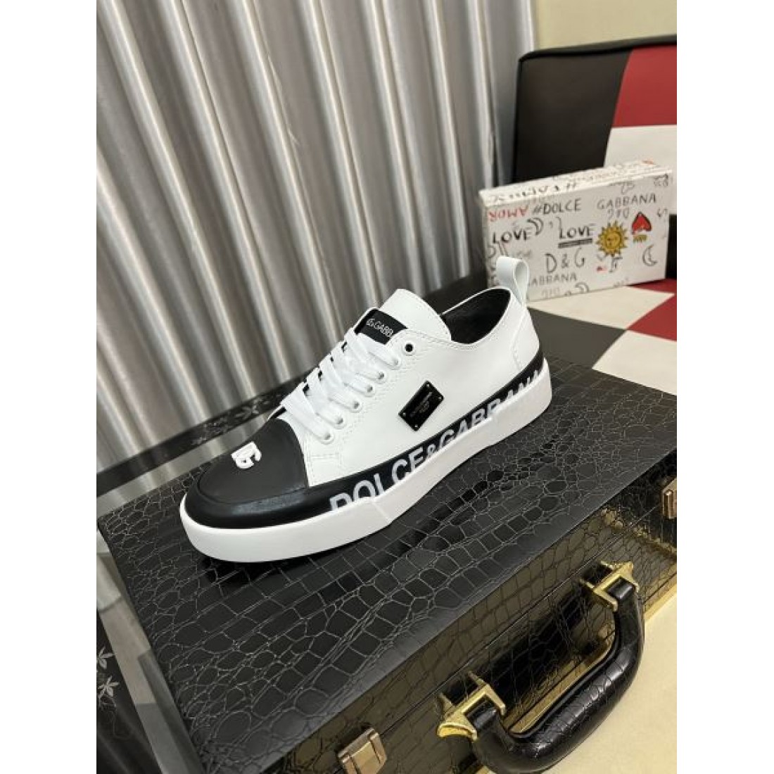 ローカット ロゴテープソール ブラックトゥ 白レザー調 Dolce&Gabbana ドルチェ＆ガッバーナ コピー スニーカー 2026足元主役
