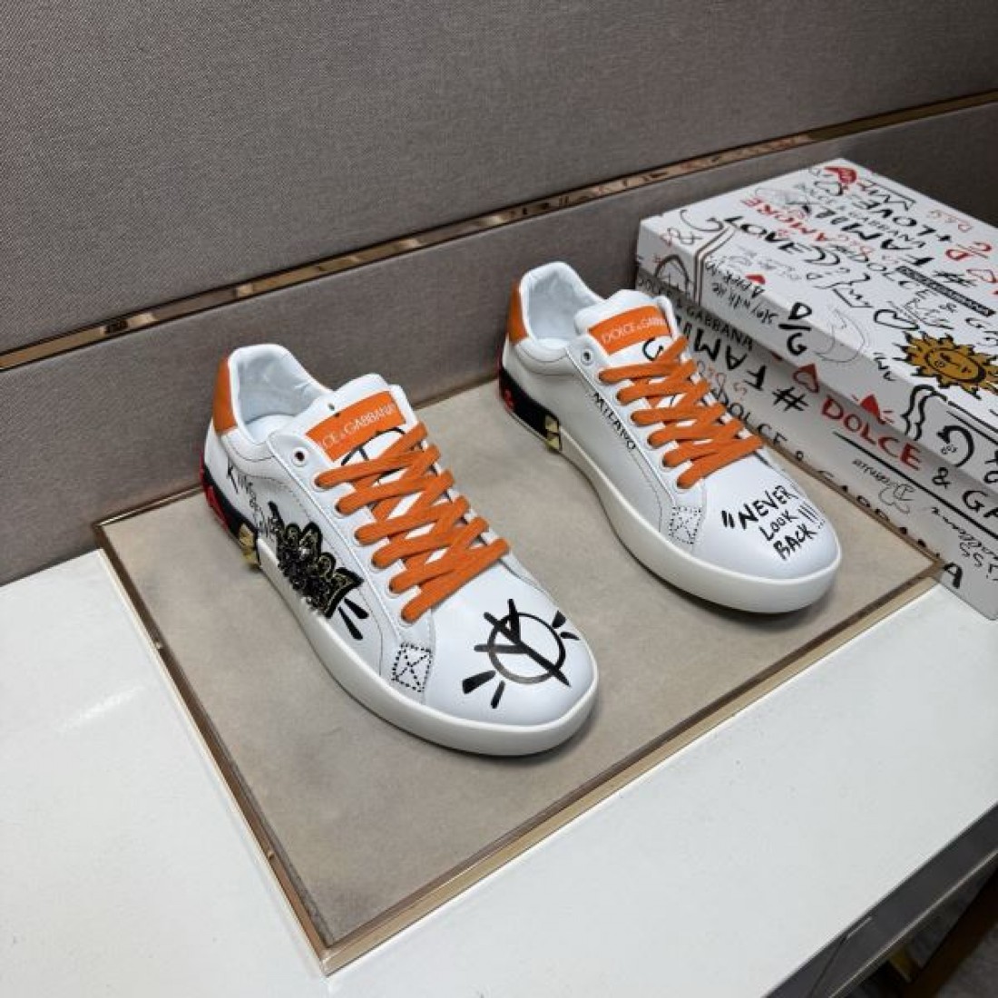 オレンジ紐 落書きアート柄 Dolce&Gabbana ドルチェ＆ガッバーナ コピー スニーカー サイド刺繍ワッペン 2026足元映え