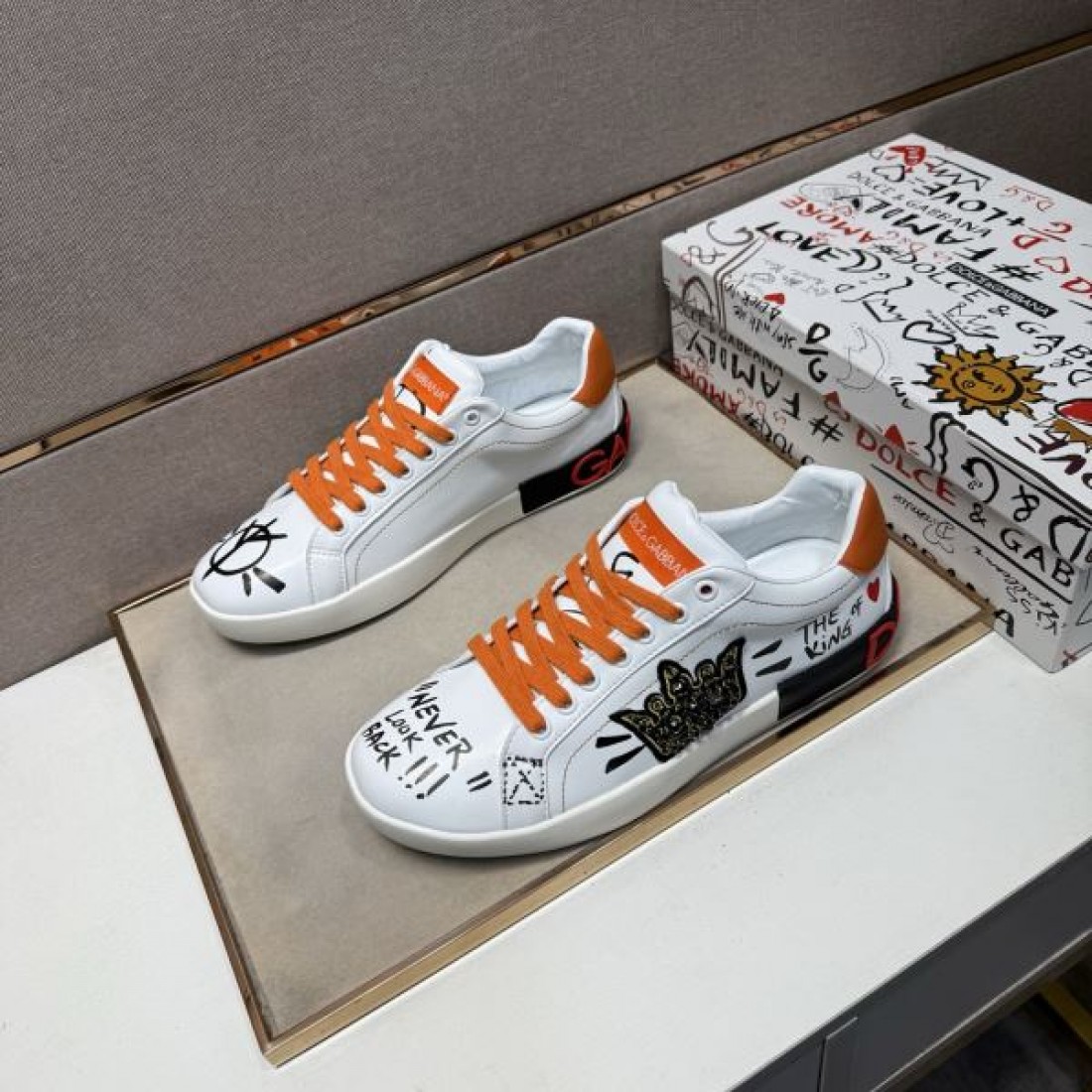 オレンジ紐 落書きアート柄 Dolce&Gabbana ドルチェ＆ガッバーナ コピー スニーカー サイド刺繍ワッペン 2026足元映え