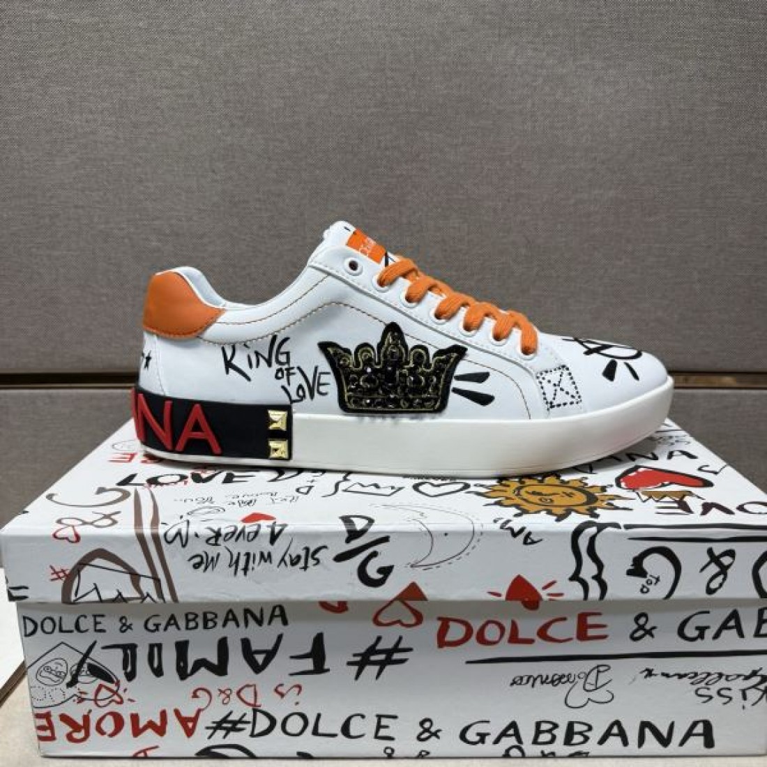 オレンジ紐 落書きアート柄 Dolce&Gabbana ドルチェ＆ガッバーナ コピー スニーカー サイド刺繍ワッペン 2026足元映え