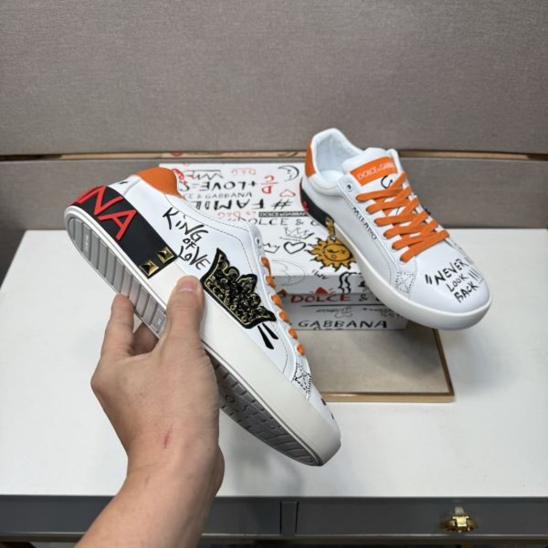 オレンジ紐 落書きアート柄 Dolce&Gabbana ドルチェ＆ガッバーナ コピー スニーカー サイド刺繍ワッペン 2026足元映え