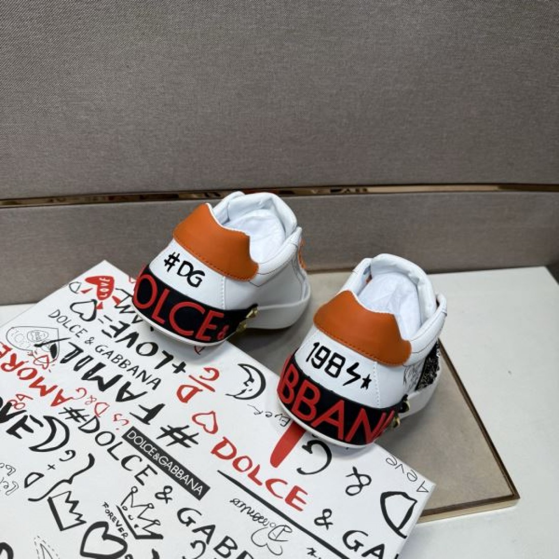 オレンジ紐 落書きアート柄 Dolce&Gabbana ドルチェ＆ガッバーナ コピー スニーカー サイド刺繍ワッペン 2026足元映え