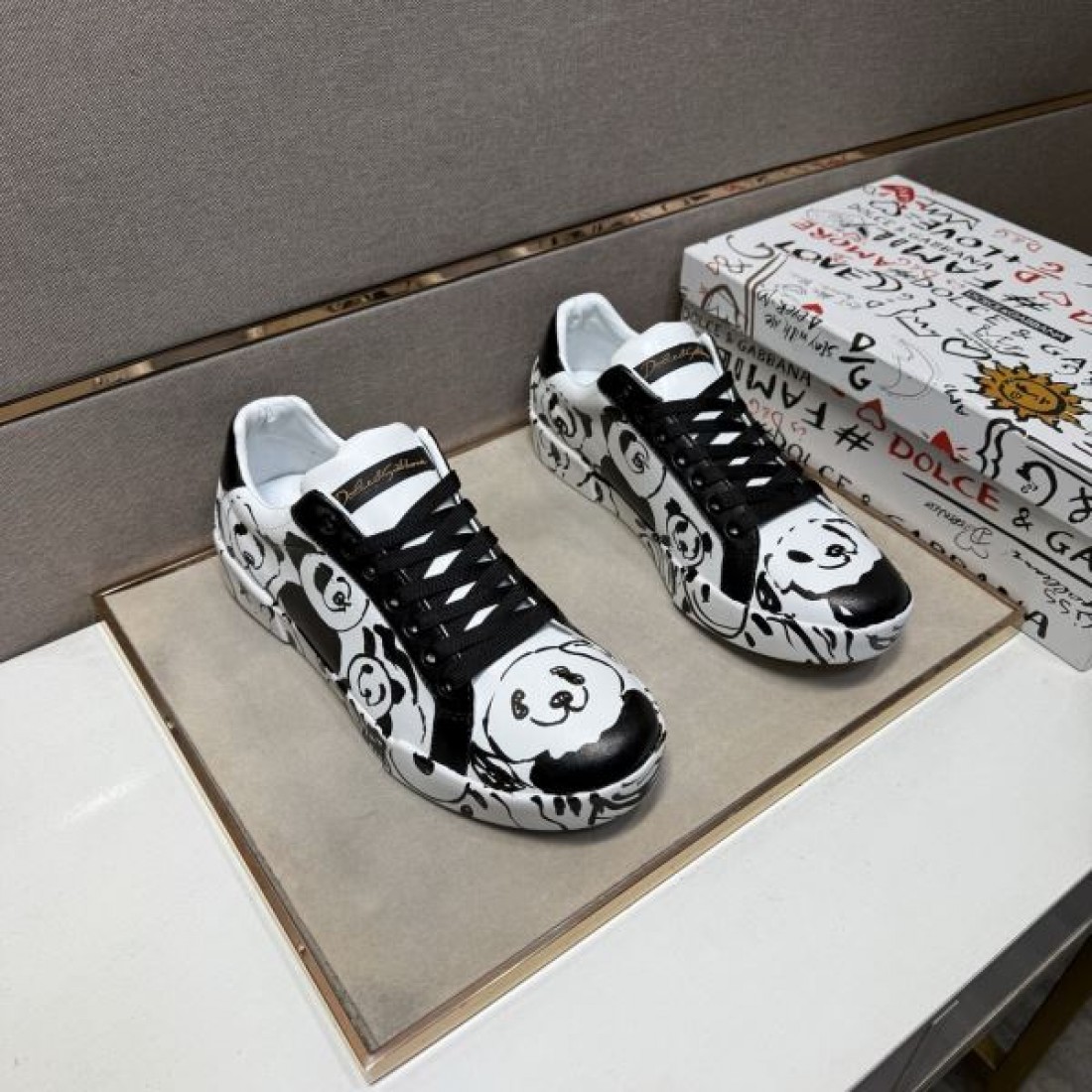 Dolce&Gabbana ドルチェ＆ガッバーナ コピー スニーカー グラフィックローカット パンダプリント 黒紐アクセント 街歩き映え