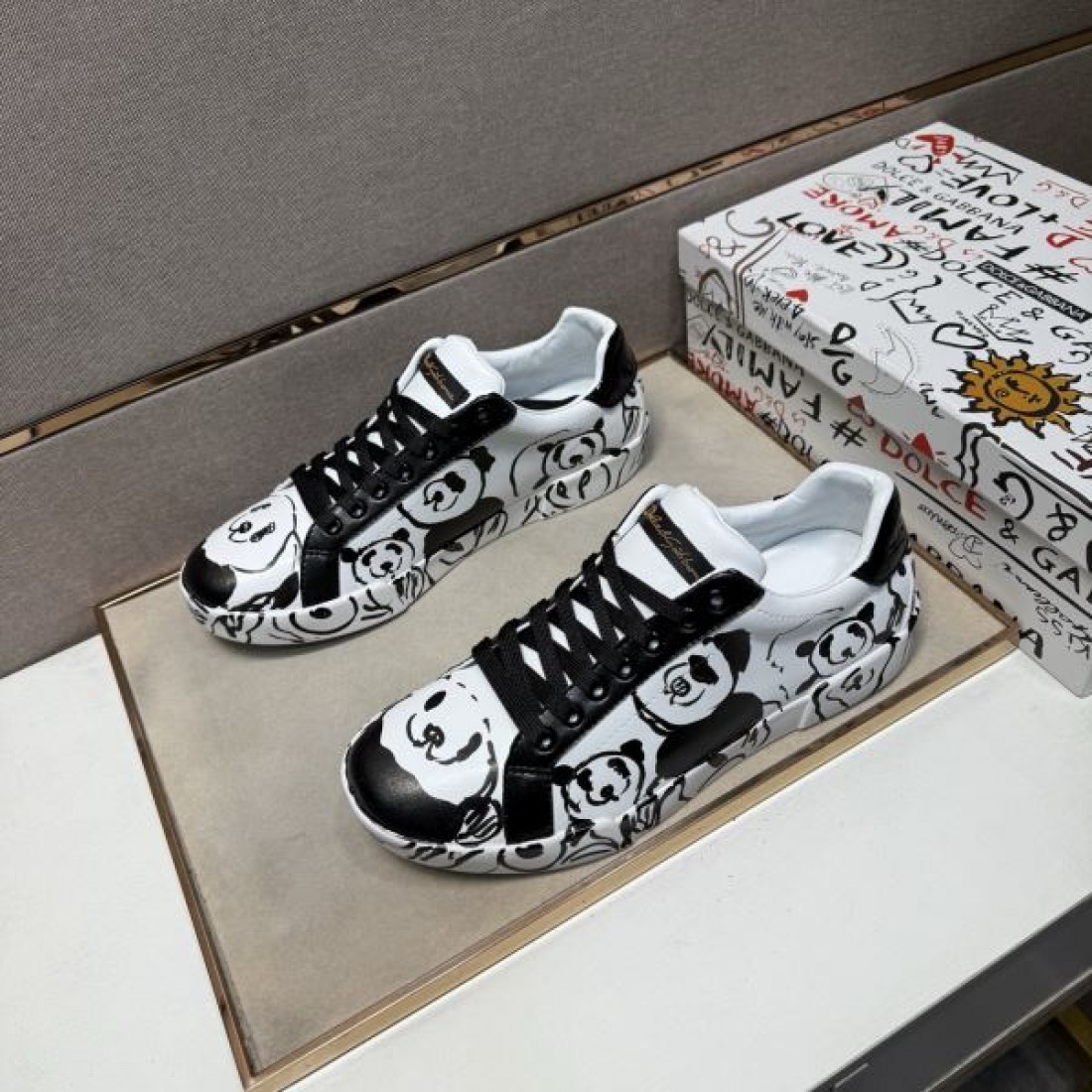 Dolce&Gabbana ドルチェ＆ガッバーナ コピー スニーカー グラフィックローカット パンダプリント 黒紐アクセント 街歩き映え