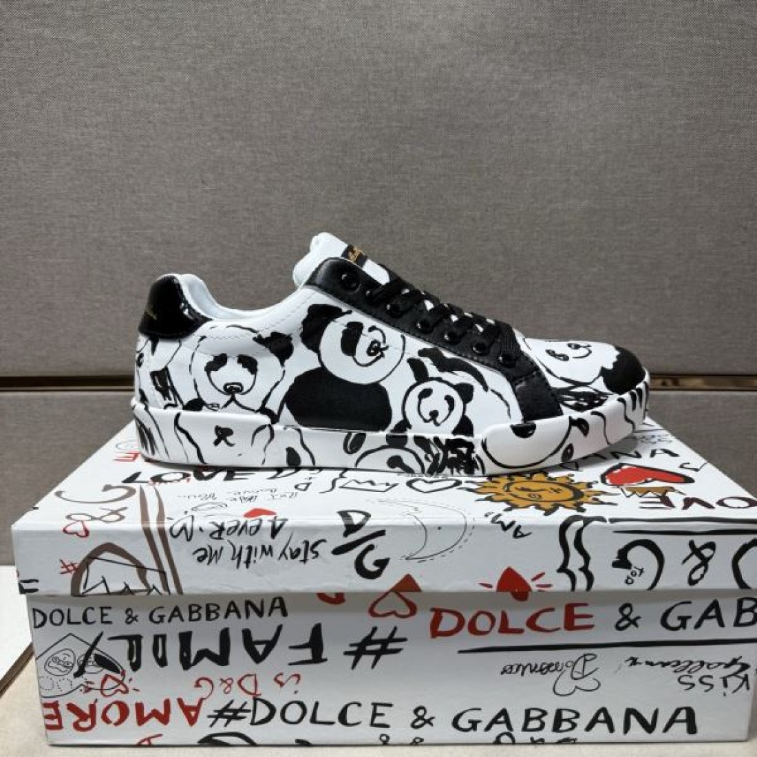 Dolce&Gabbana ドルチェ＆ガッバーナ コピー スニーカー グラフィックローカット パンダプリント 黒紐アクセント 街歩き映え