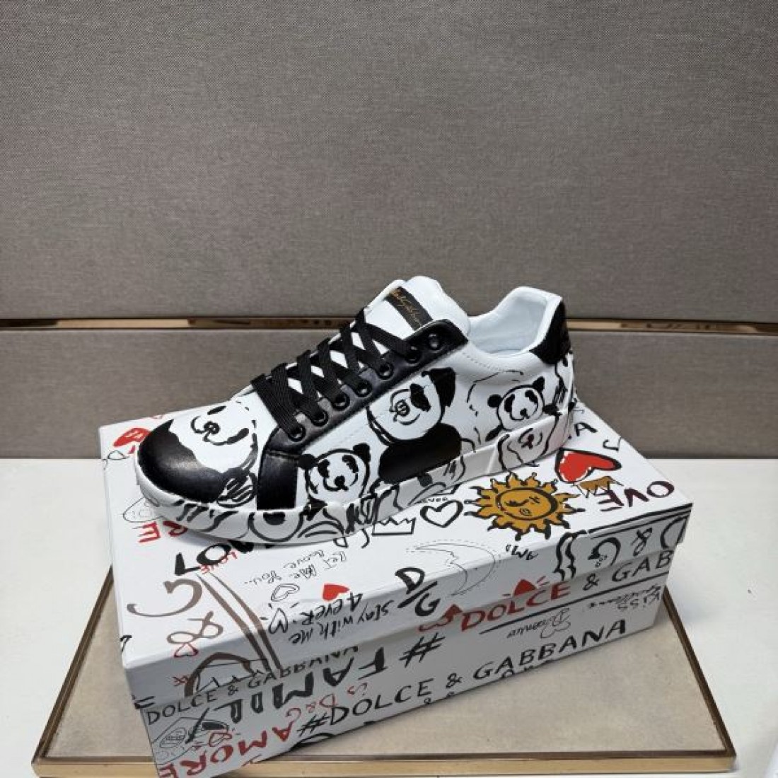Dolce&Gabbana ドルチェ＆ガッバーナ コピー スニーカー グラフィックローカット パンダプリント 黒紐アクセント 街歩き映え