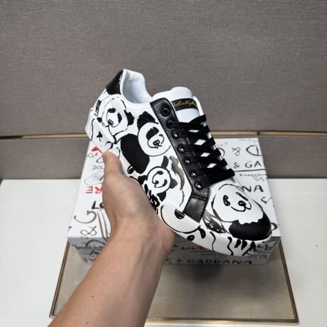 Dolce&Gabbana ドルチェ＆ガッバーナ コピー スニーカー グラフィックローカット パンダプリント 黒紐アクセント 街歩き映え