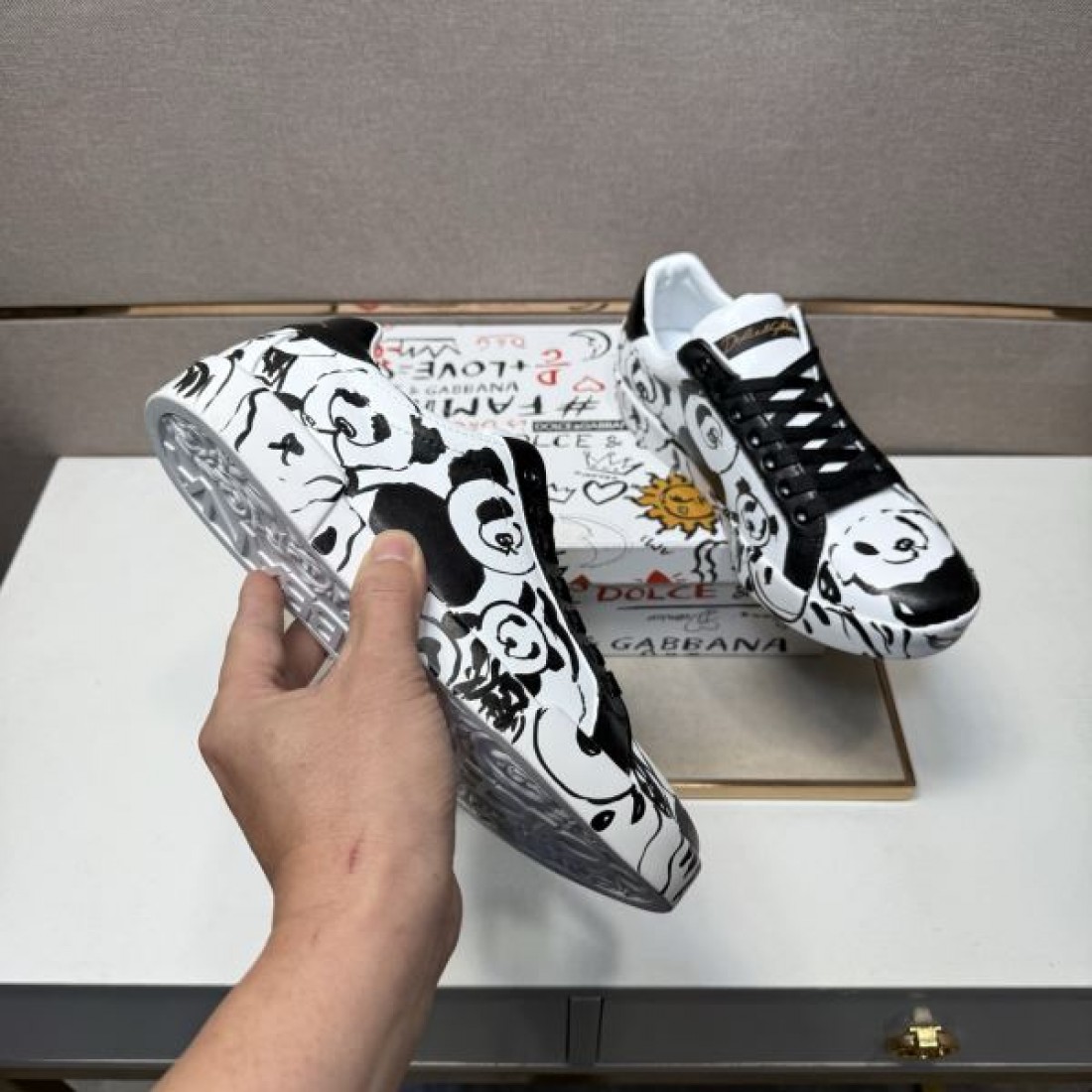 Dolce&Gabbana ドルチェ＆ガッバーナ コピー スニーカー グラフィックローカット パンダプリント 黒紐アクセント 街歩き映え