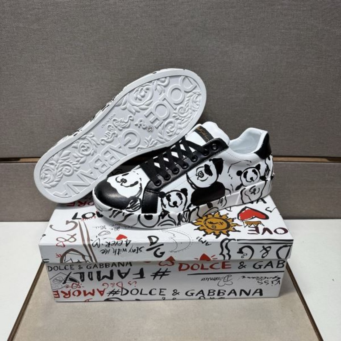 Dolce&Gabbana ドルチェ＆ガッバーナ コピー スニーカー グラフィックローカット パンダプリント 黒紐アクセント 街歩き映え