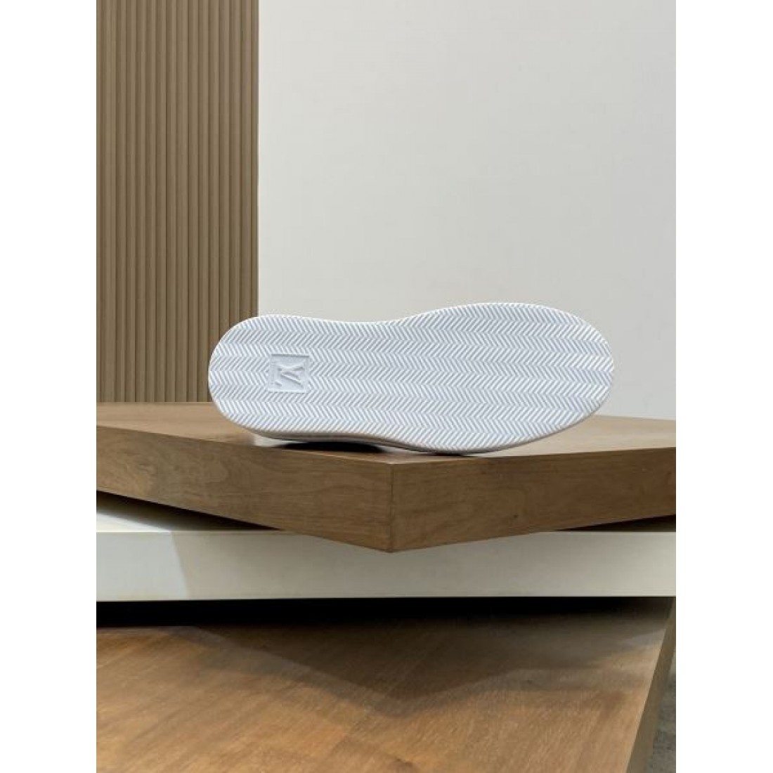 洗練 上品 LOUIS VUITTON ルイヴィトン コピー カジュアルシューズ 定評 人気