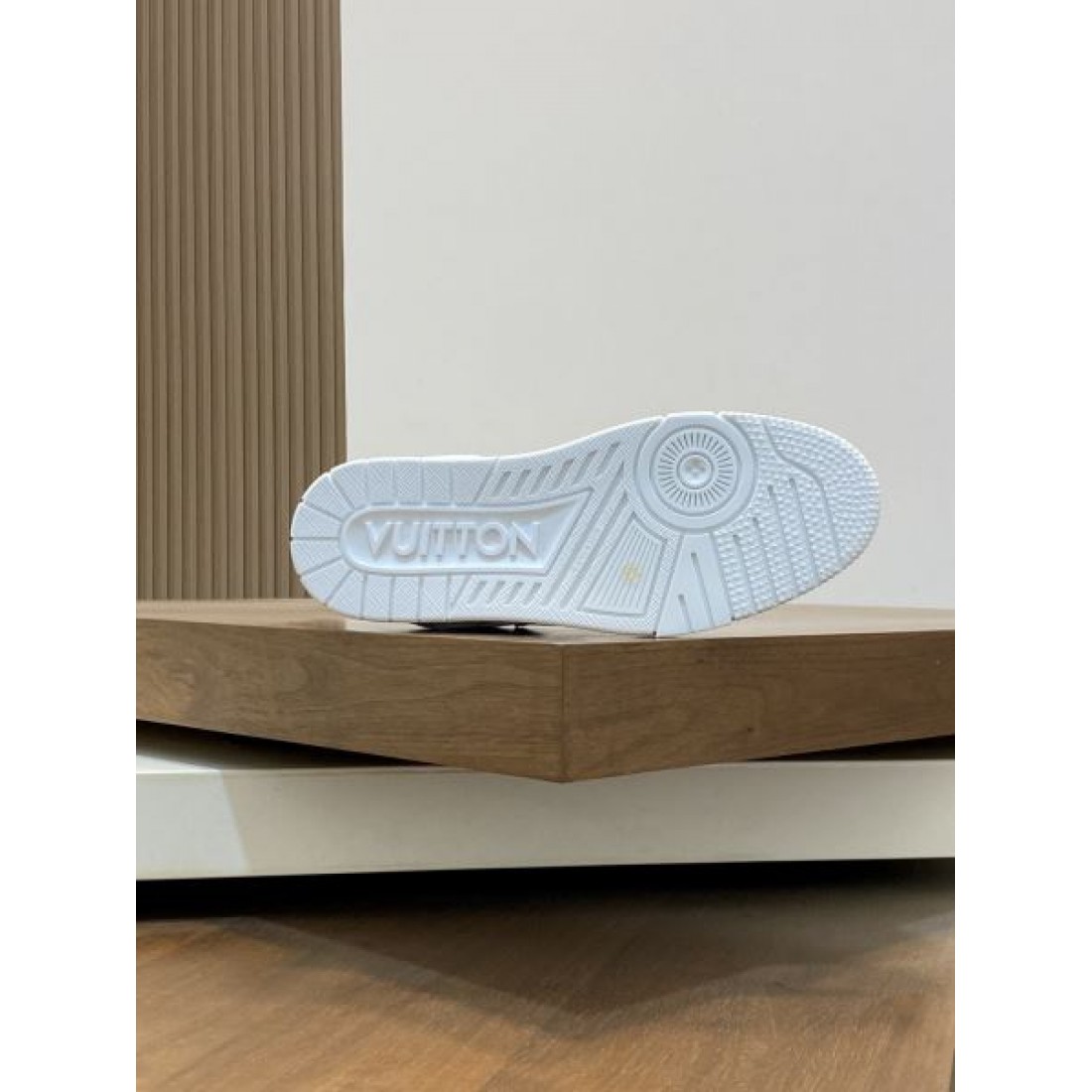 クラシック 高級感 LOUIS VUITTON ルイヴィトン コピー カジュアルシューズ 気品 