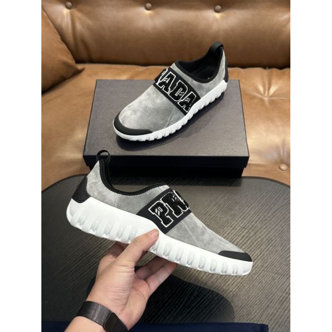 シンプル 上質 PRADA プラダ コピー カジュアルシューズ 洗練 高級感
