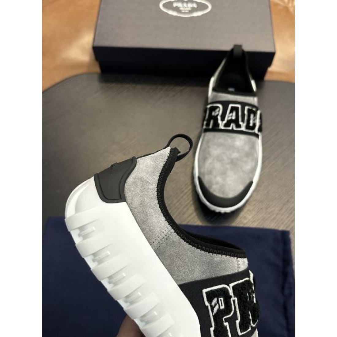 シンプル 上質 PRADA プラダ コピー カジュアルシューズ 洗練 高級感