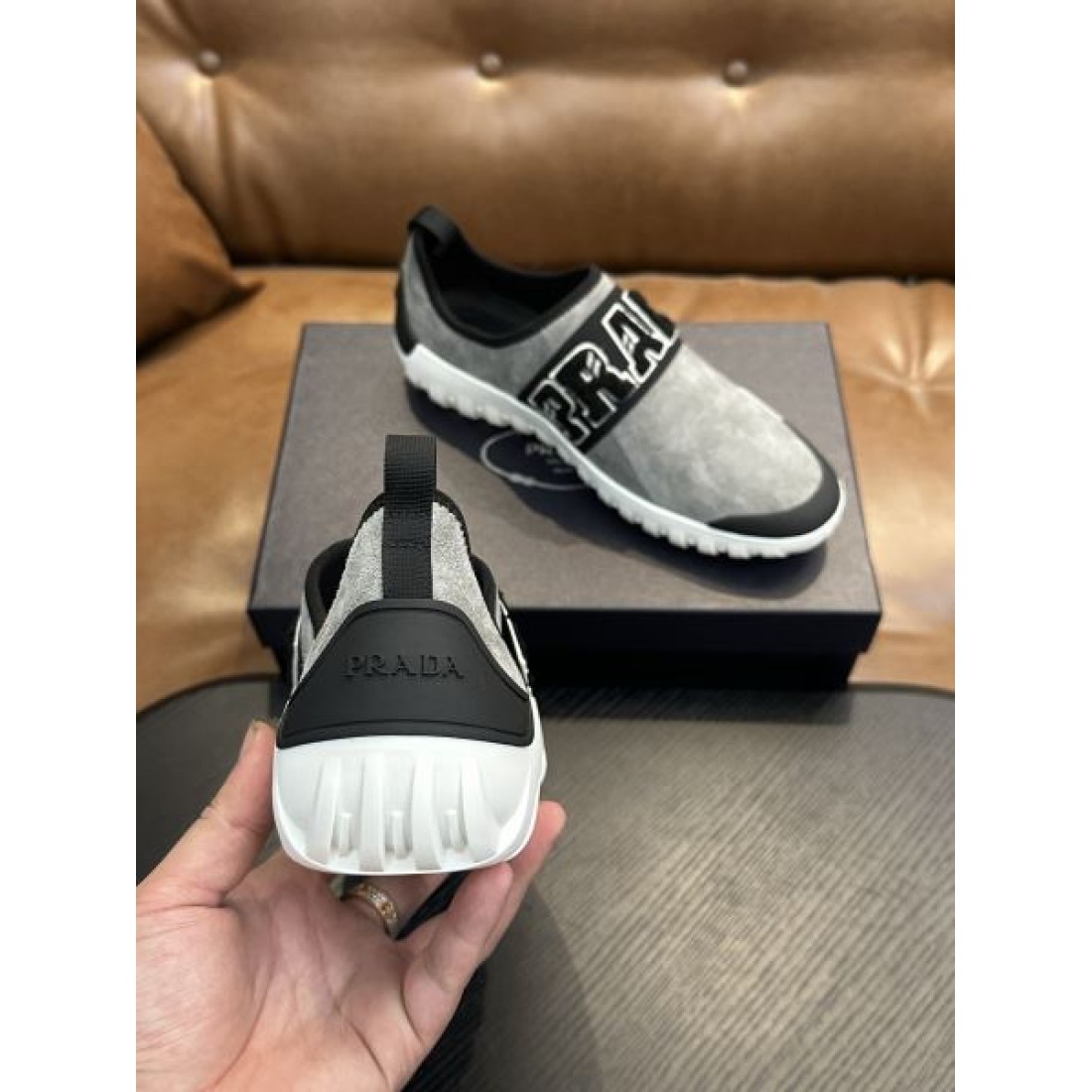 シンプル 上質 PRADA プラダ コピー カジュアルシューズ 洗練 高級感