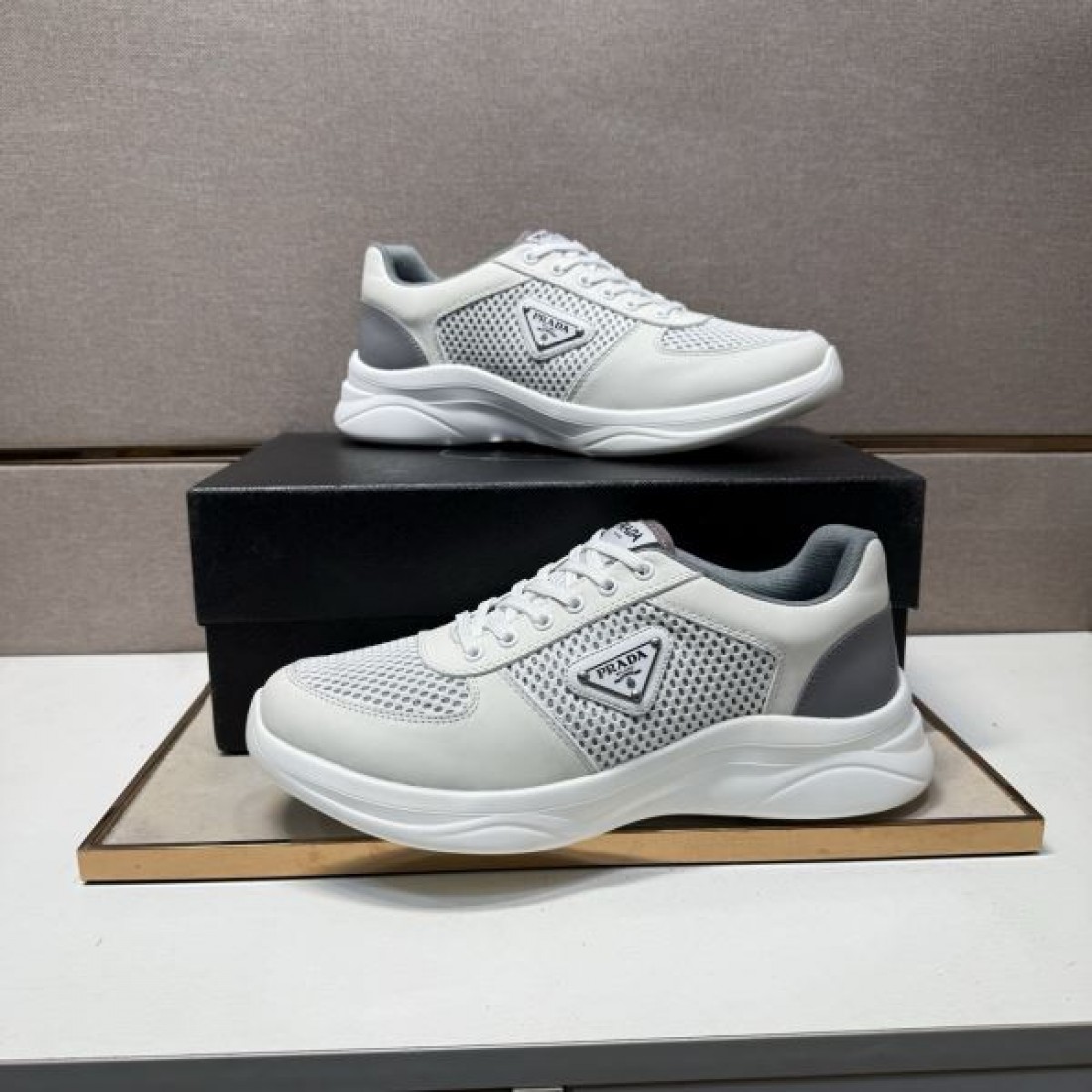 ミニマル 洗練 PRADA プラダ コピー カジュアルシューズ 都会的 上質