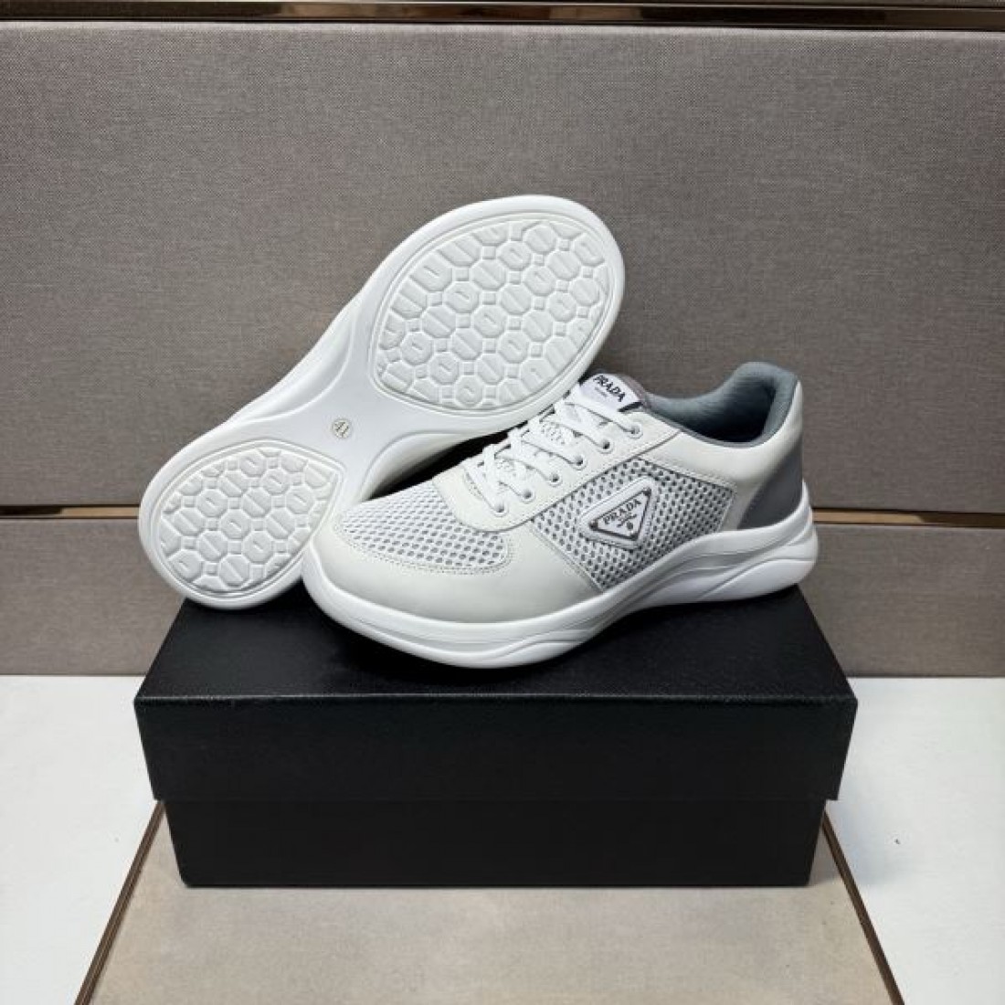 ミニマル 洗練 PRADA プラダ コピー カジュアルシューズ 都会的 上質