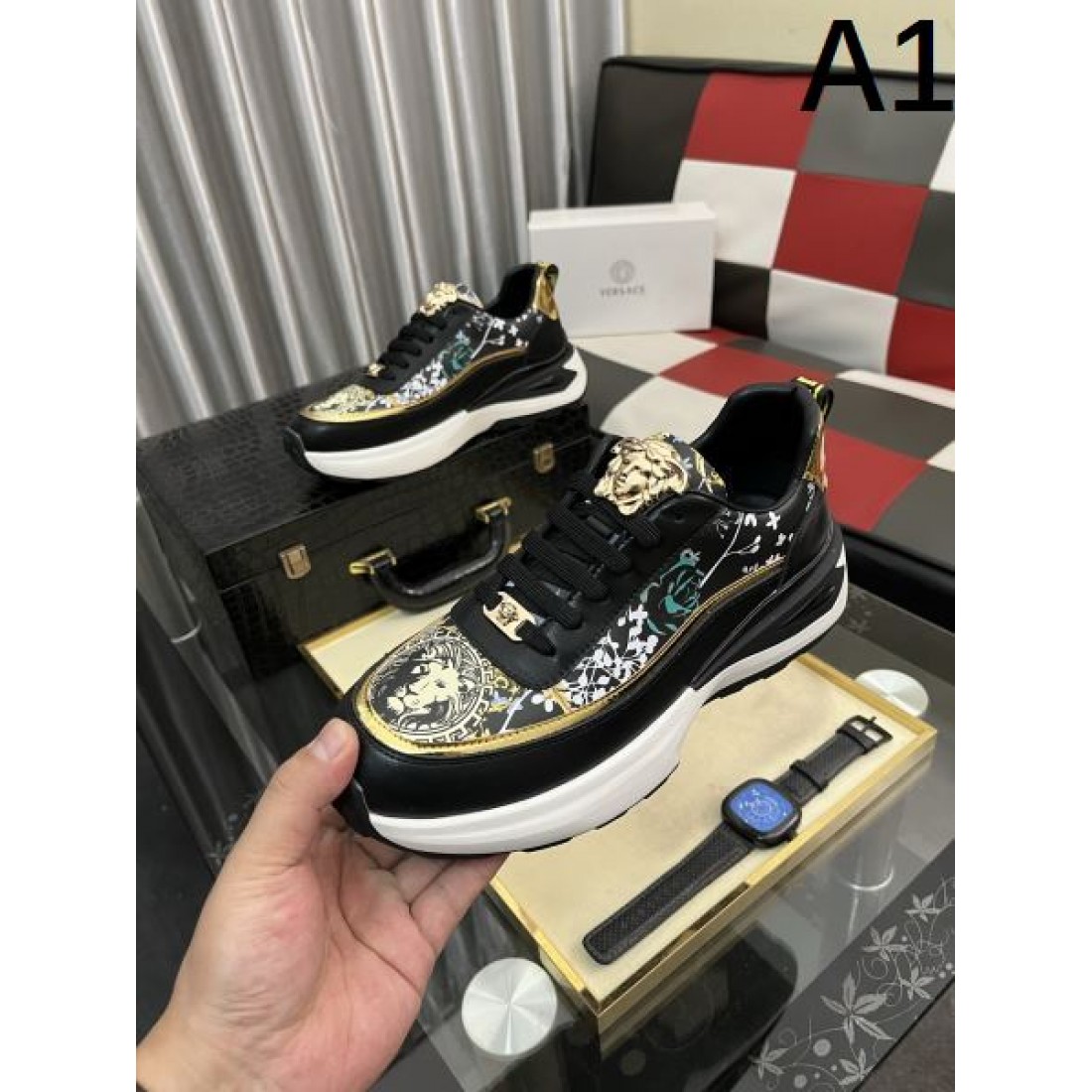 ラグジュアリー 高級感 VERSACE ヴェルサーチェ コピー カジュアルシューズ 存在感