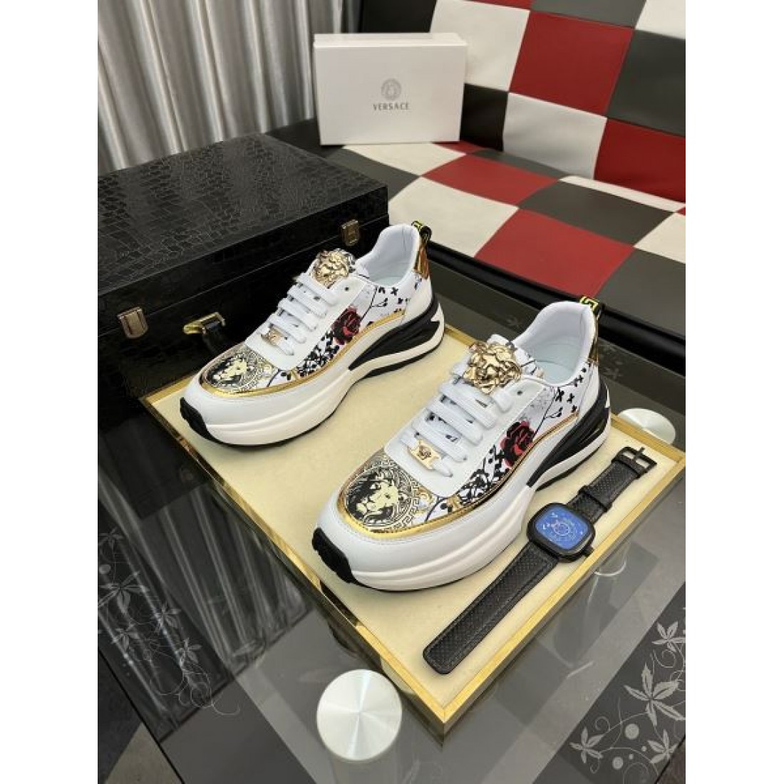 ラグジュアリー 高級感 VERSACE ヴェルサーチェ コピー カジュアルシューズ 存在感