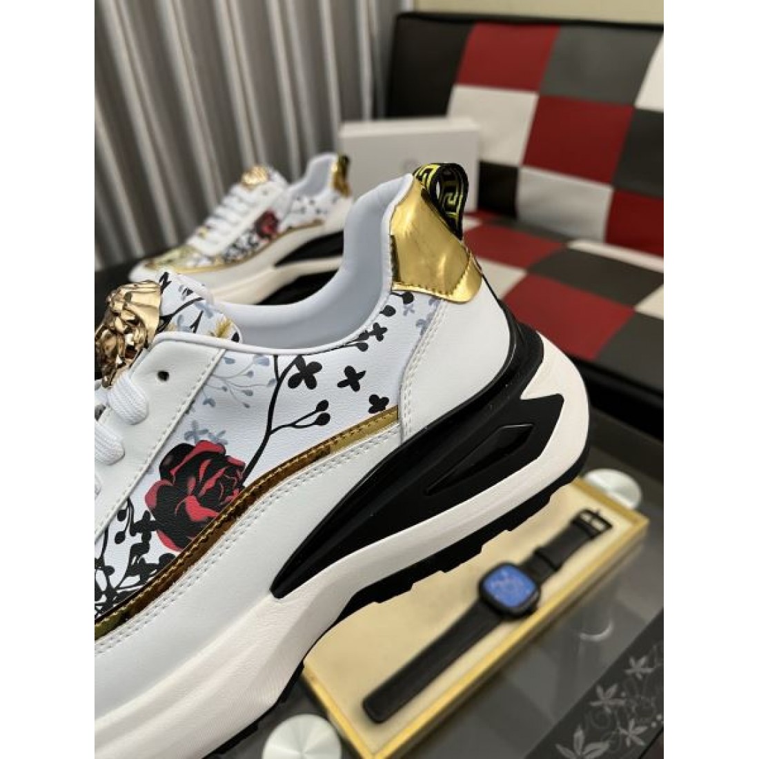 ラグジュアリー 高級感 VERSACE ヴェルサーチェ コピー カジュアルシューズ 存在感