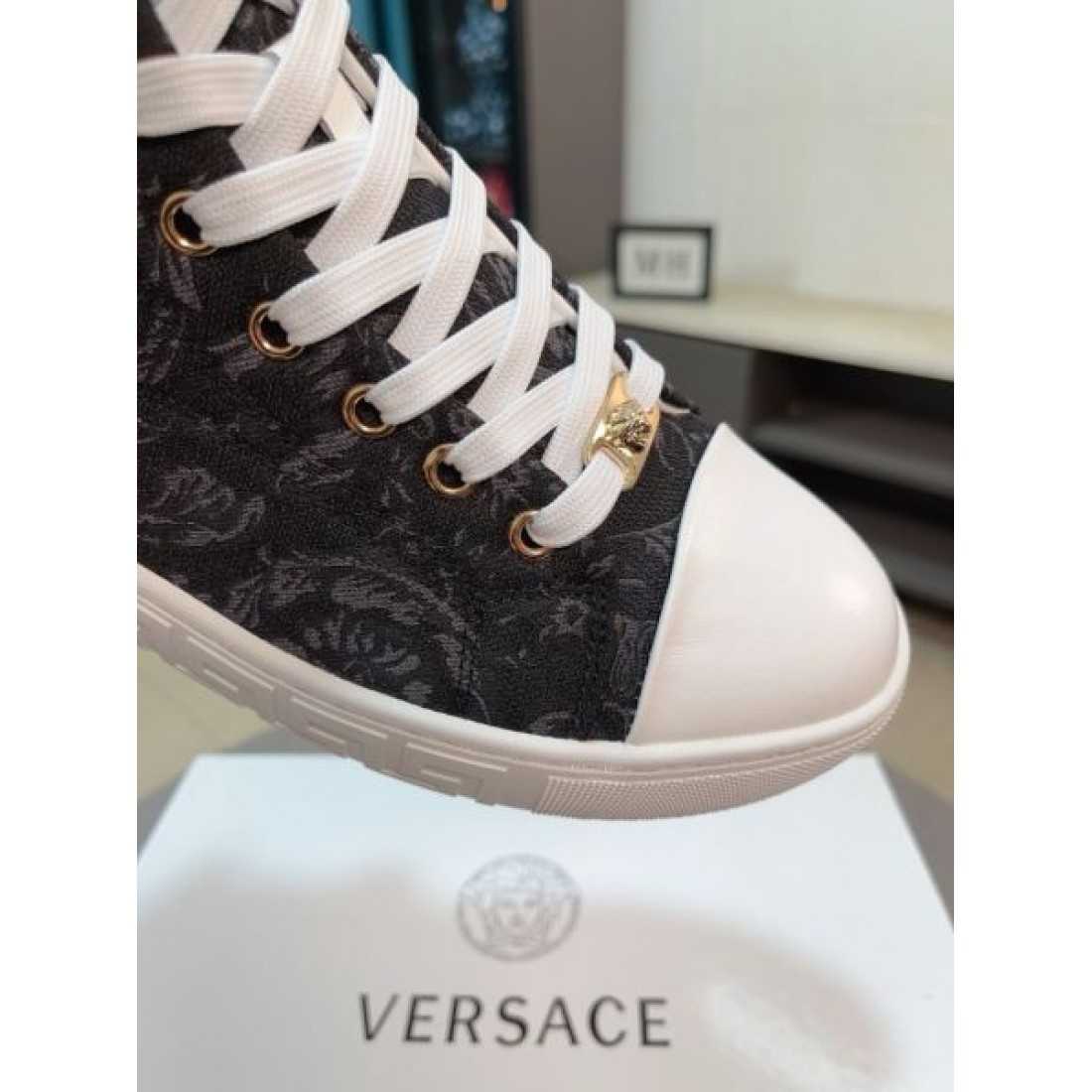 重厚 上質 VERSACE ヴェルサーチェ コピー カジュアルシューズ 高級感 インパクト