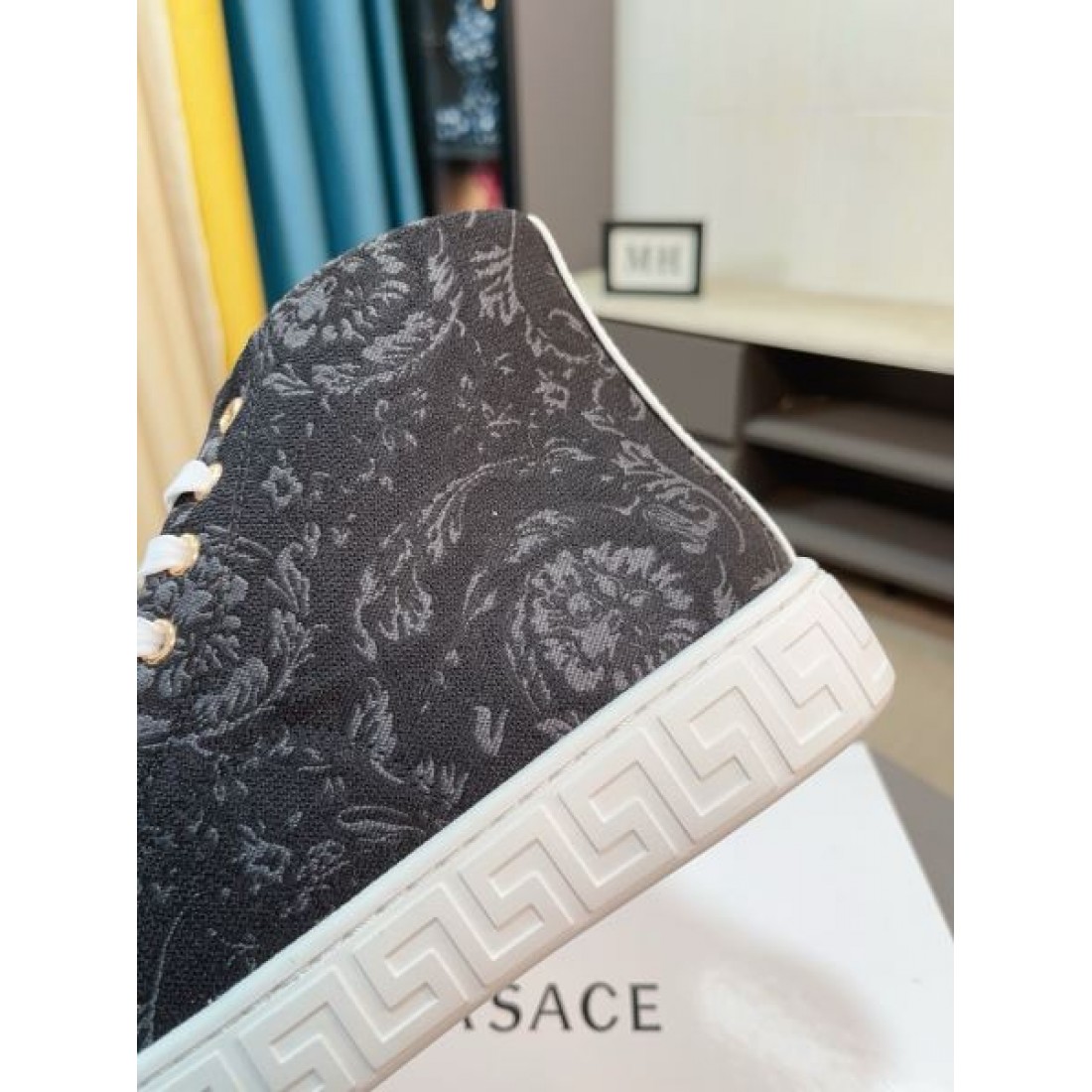 重厚 上質 VERSACE ヴェルサーチェ コピー カジュアルシューズ 高級感 インパクト